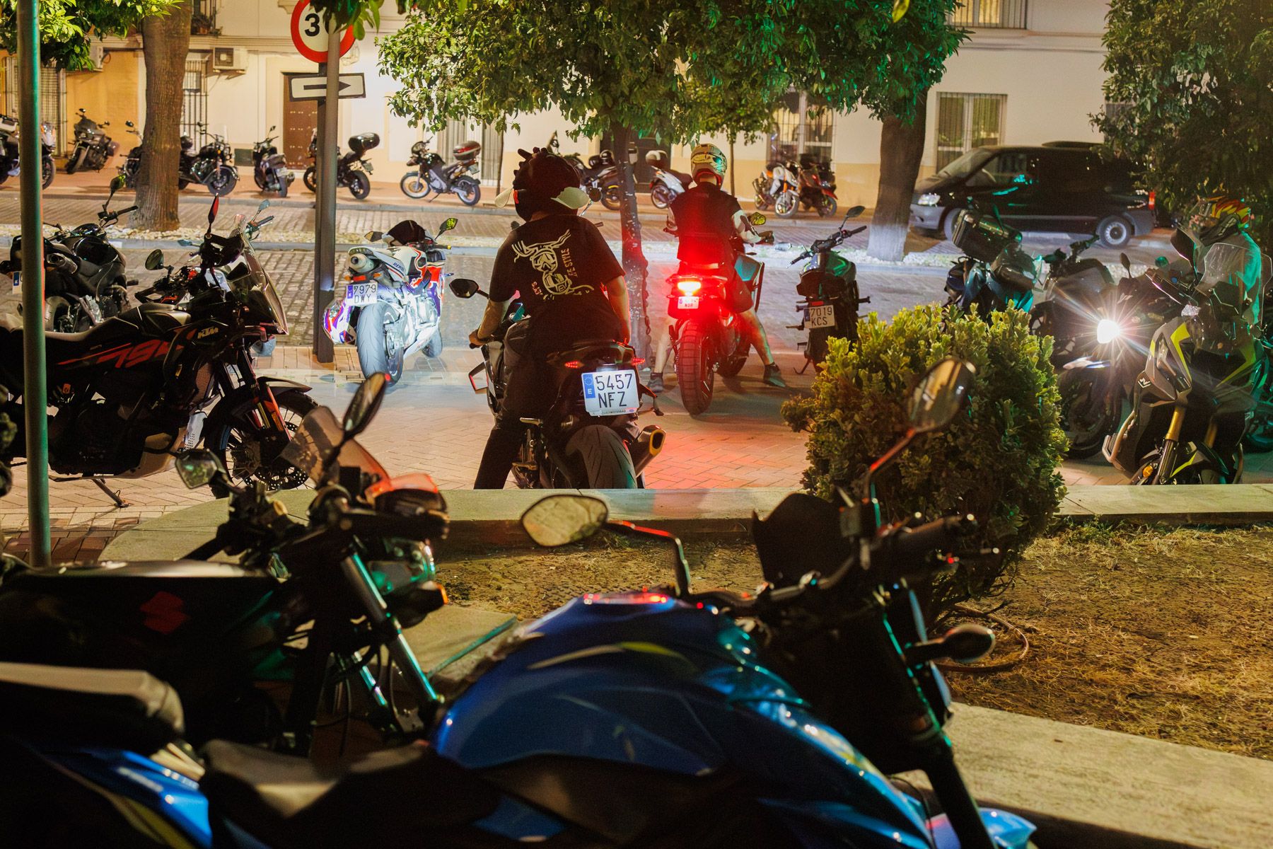 Acerado de la Alameda Vieja, con motos aparcadas mientras el sitio reservado se encuentra vacío de motos.