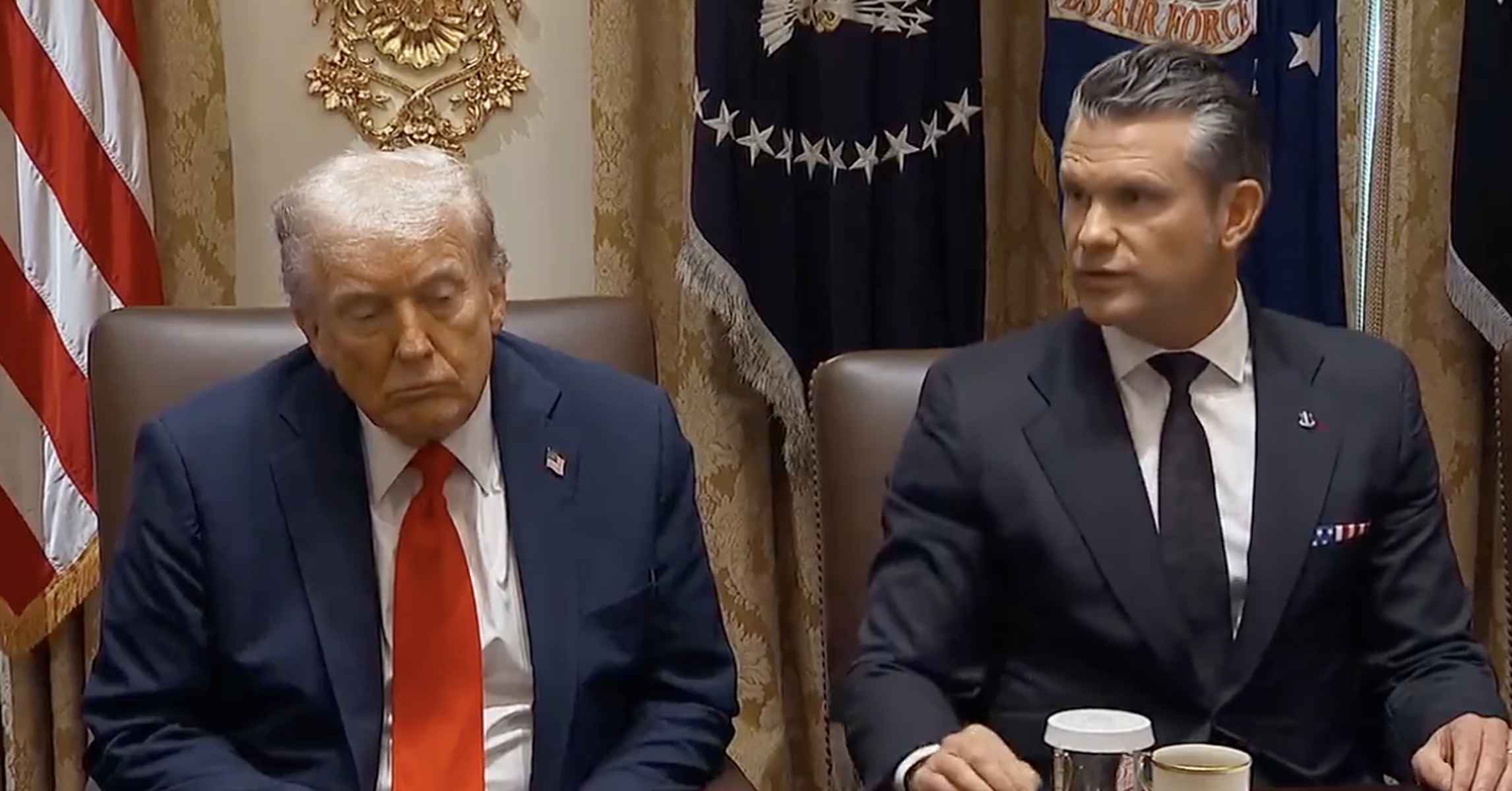 Donald Trump y Peter Hegseth.