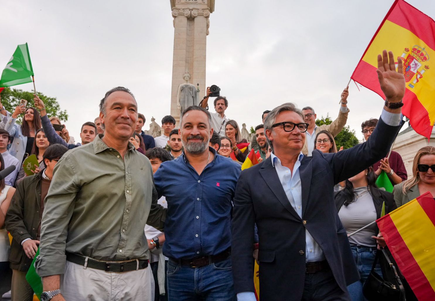 Reciente acto electoral de Vox en Cádiz, con Santiago Abascal, Manuel Gavira y el coordinador del partido en la provincia, Ramón Aumesquet.