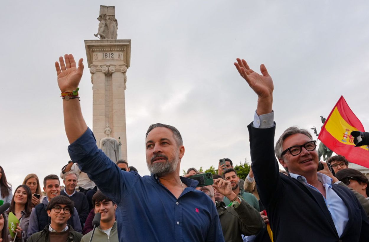 Abascal y Gavira, saludando con el Monumento a las Cortes de fondo.