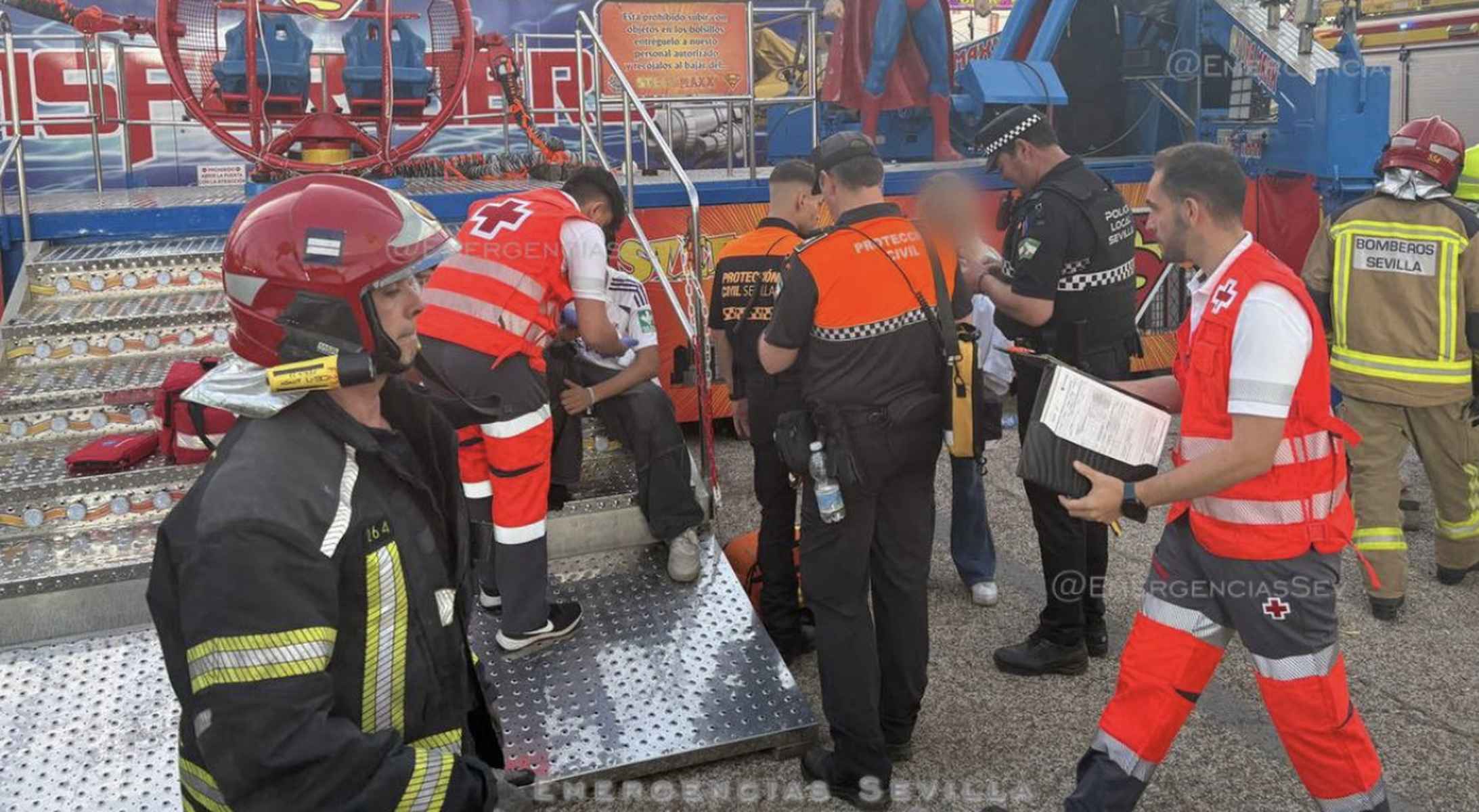 Heridos en la atracción, atendidos por los servicios de emergencia.