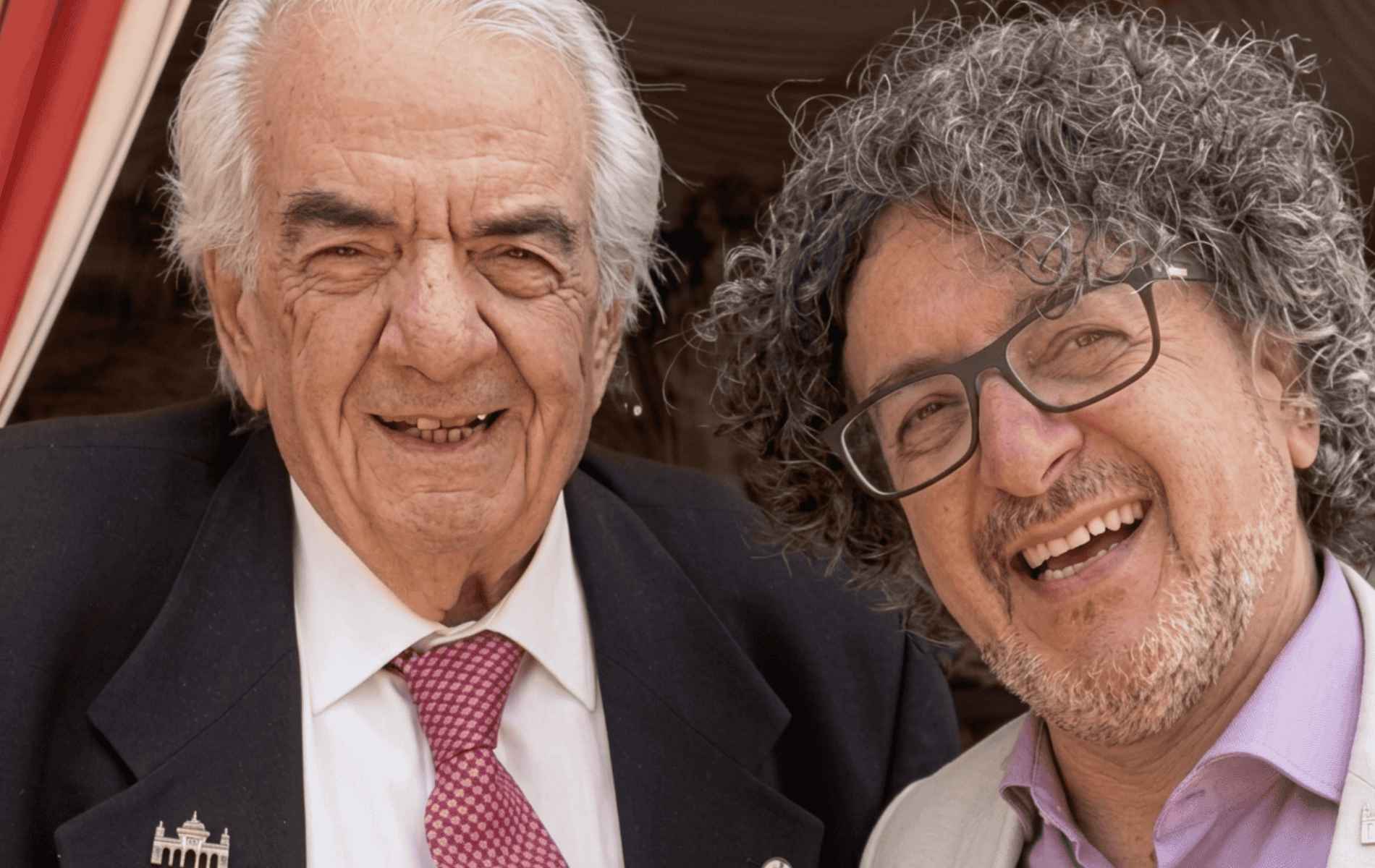 Souhel Kalas, a la izquierda, en la entrada de su caseta.