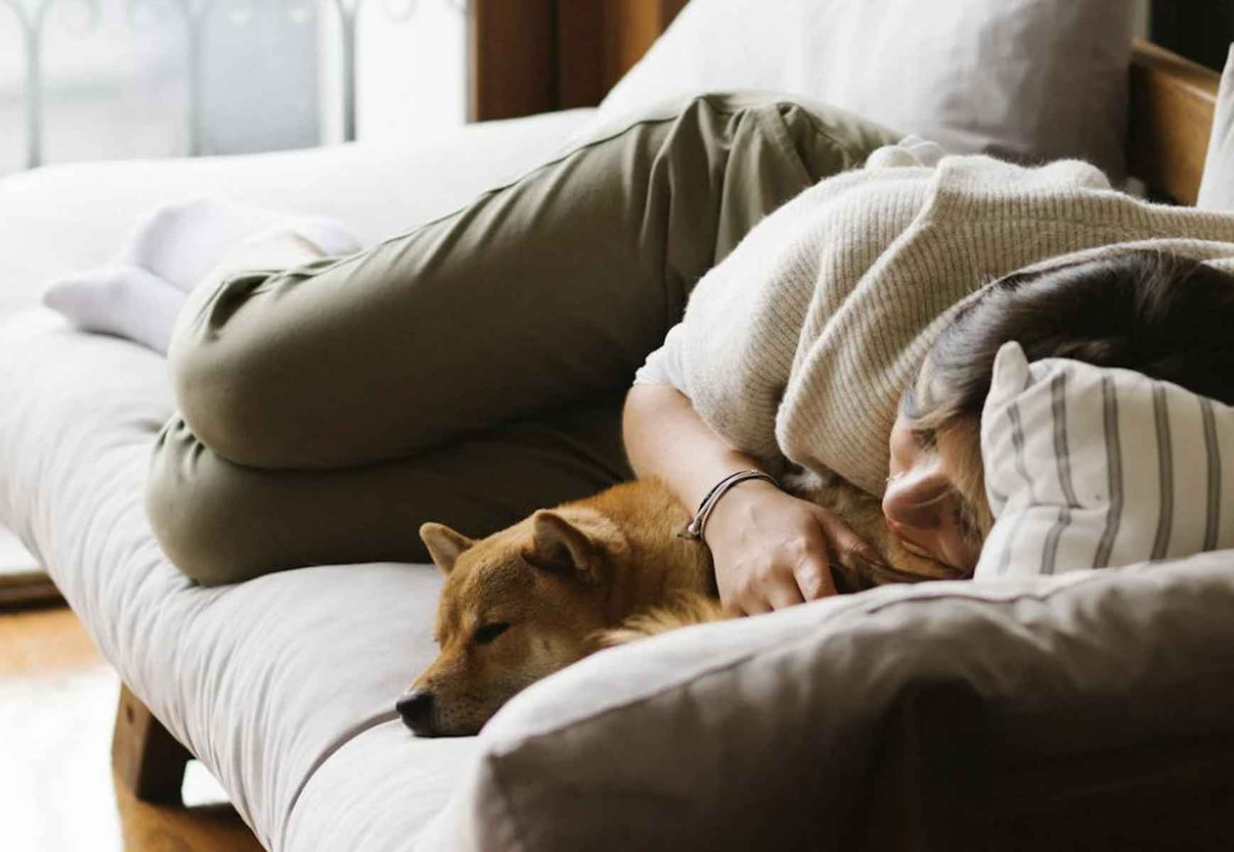 Una mujer echándose una siesta.