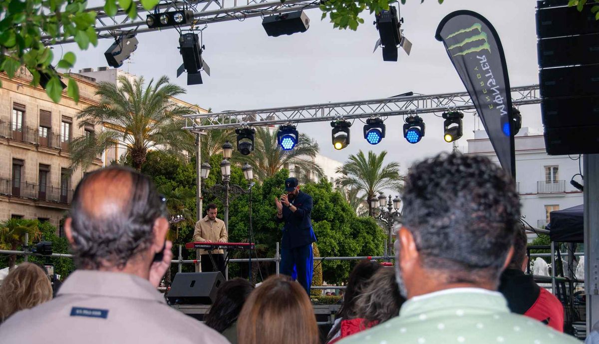 El público, siguiendo la actuación de Musho Gitano en el Arenal.