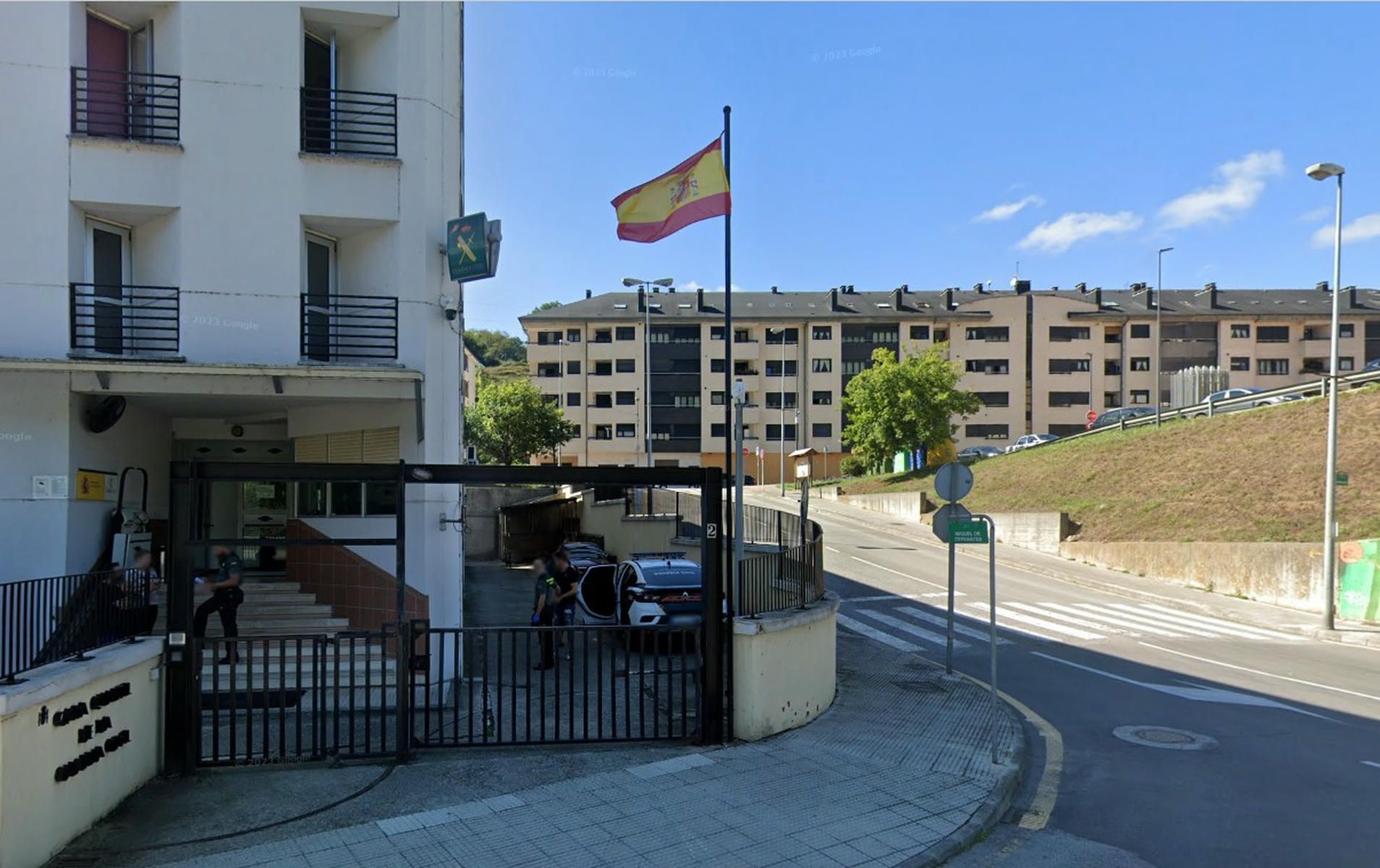La casa cuartel de Guardia Civil en Pola de Lena, muy cerca de Columbiello, donde ha sido hallado muerto el matrimonio.