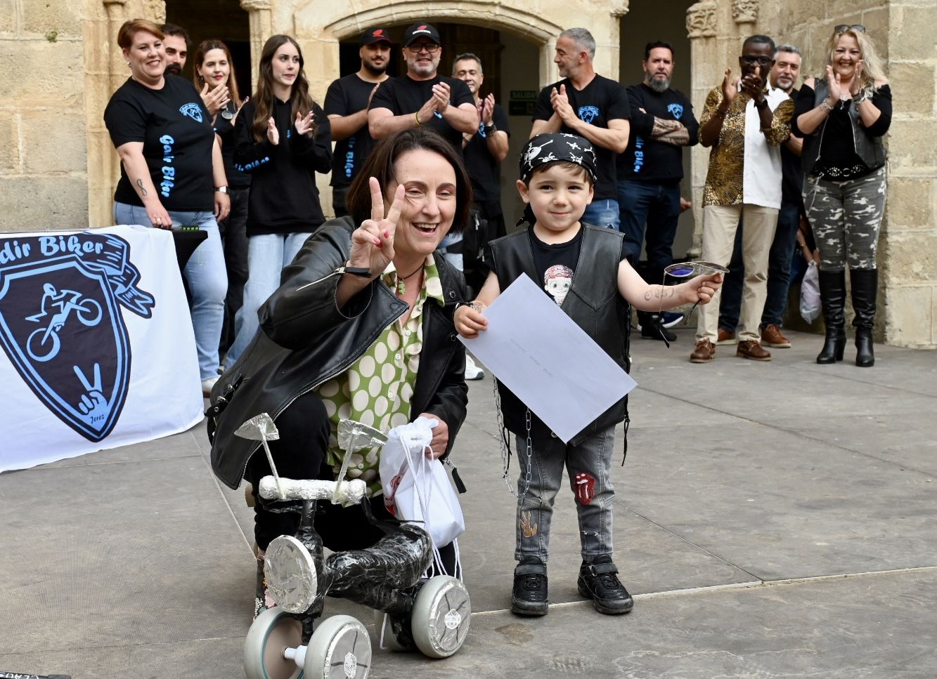 La delegada Nela García con un pequeño motero.