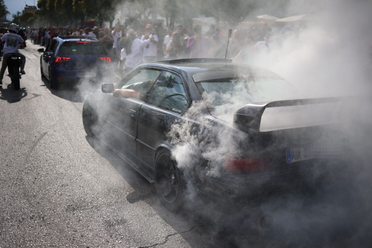 El coche, bajo la humareda.