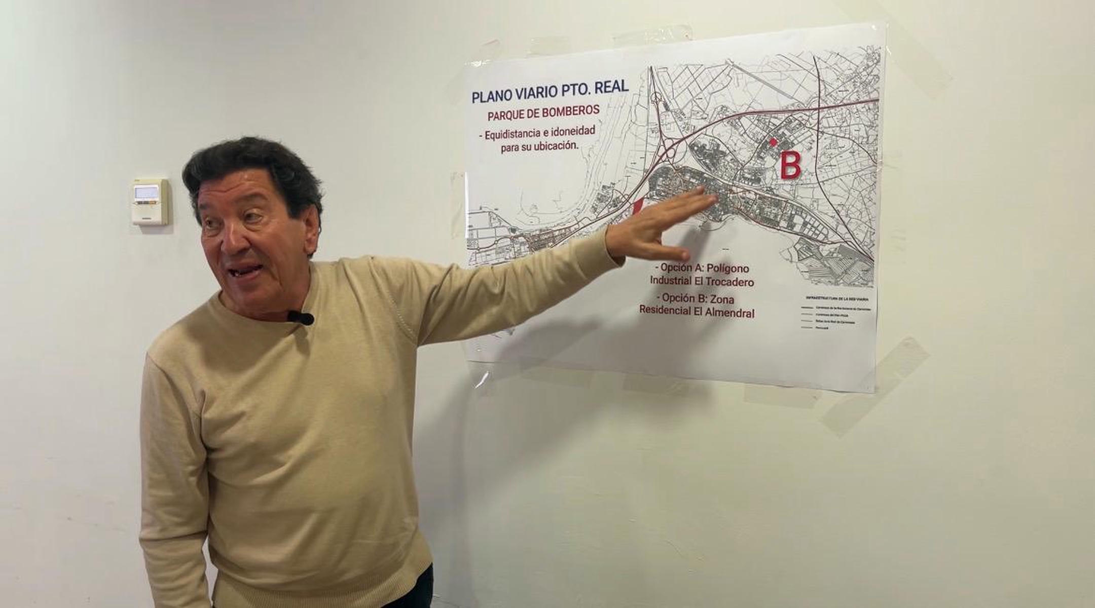 José Antonio Barroso, exalcalde de Puerto Real, dando explicaciones sobre la parcela en la que iría el nuevo parque de bomberos.