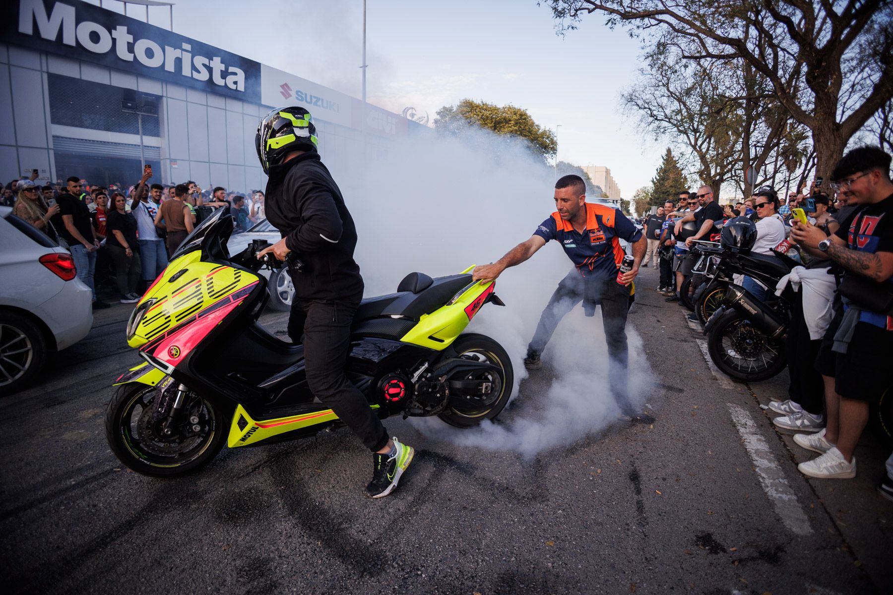 Así quema ruedas un motero en Jerez.