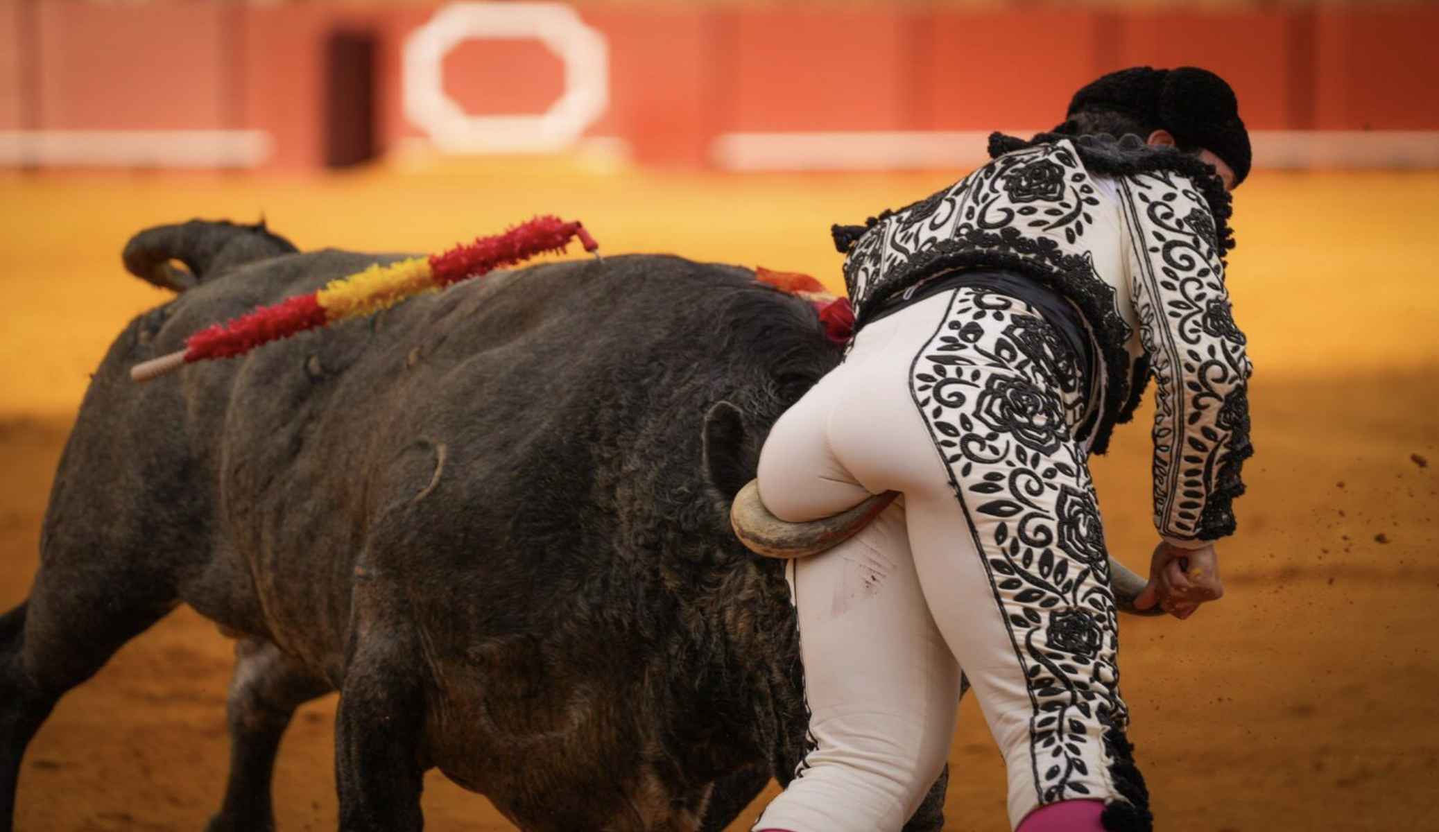 El banderillero Juan Luis Moreno, tras ser cogido por el toro.