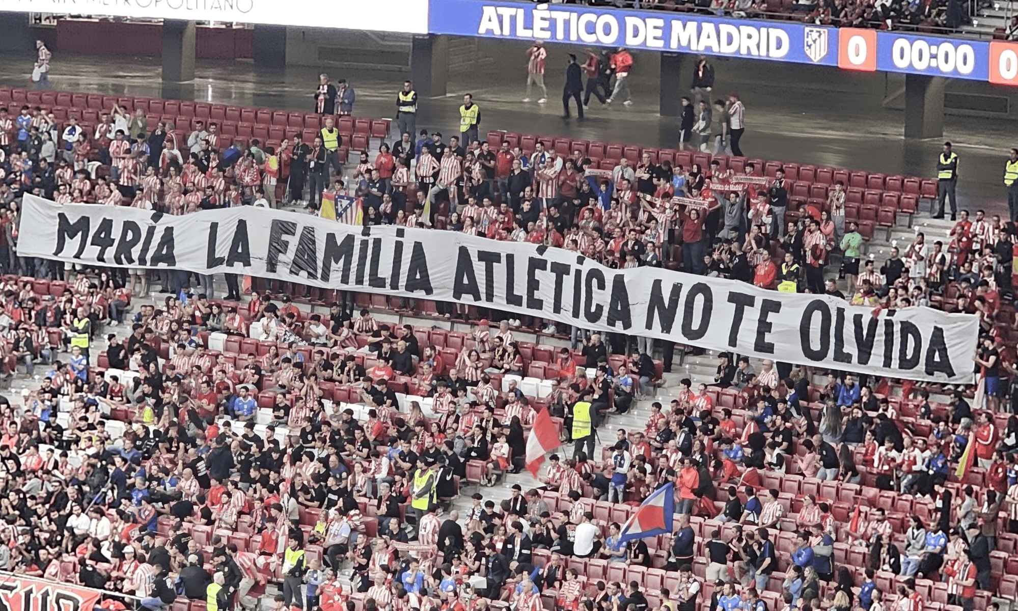 Pancarta en el Metropolitano en recuerdo de María, la 'princesa futbolera guerrera'.