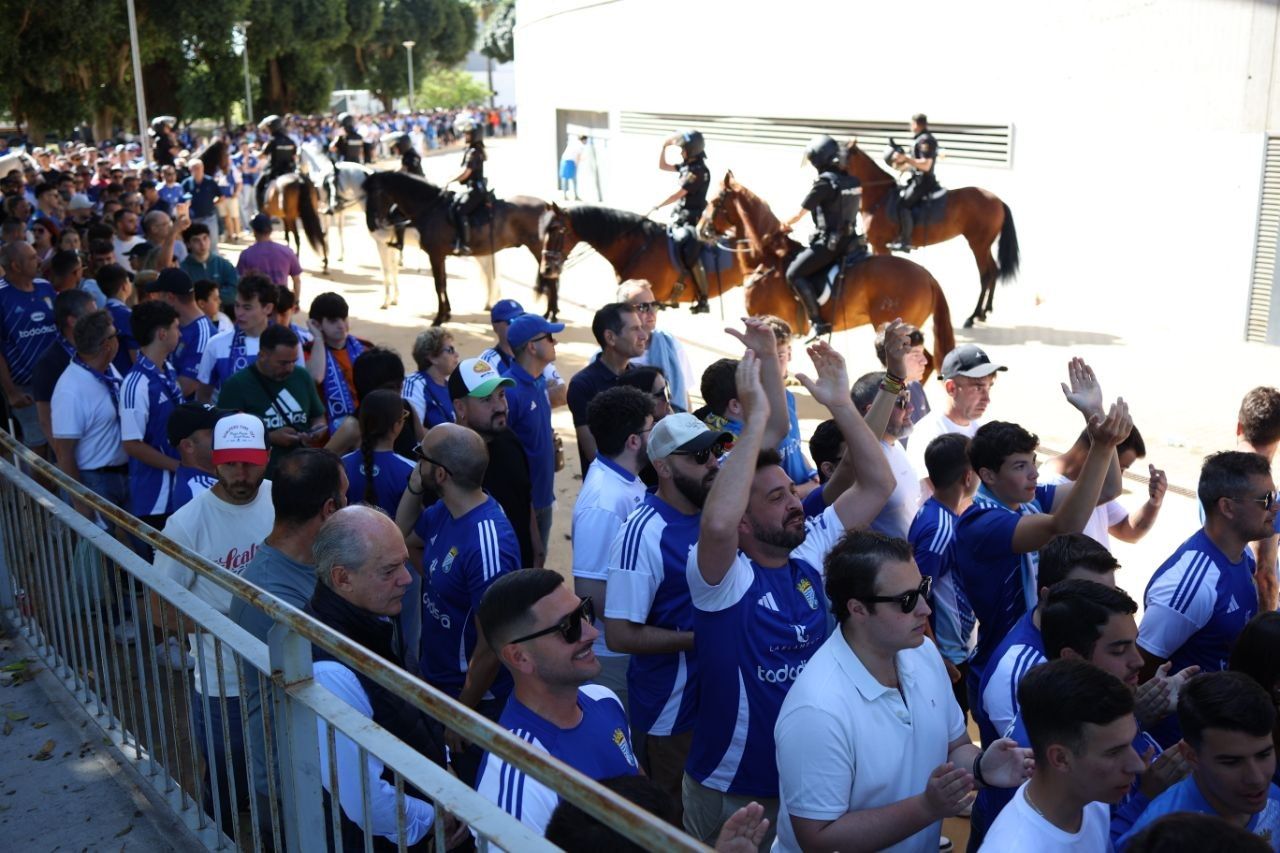 Aficionados del Xerez Club Deportivo entrando en Chapín.