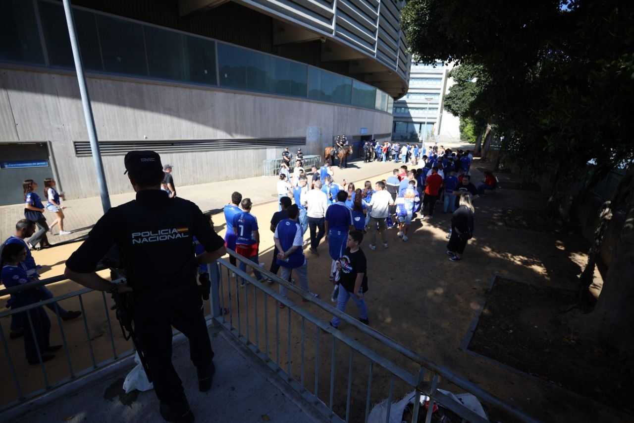 Un policía supervisa la entrada de aficionados.