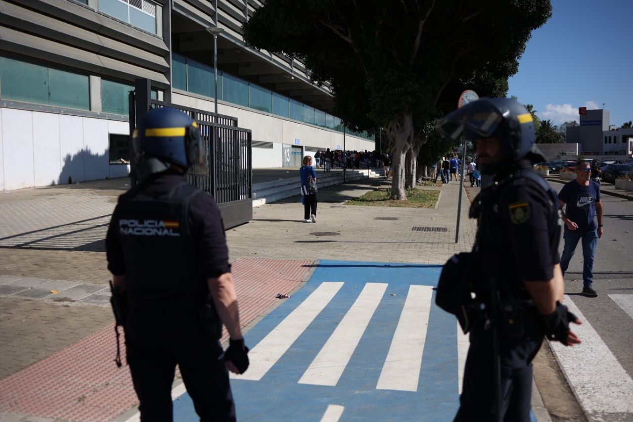 Agentes alrededor de Chapín.