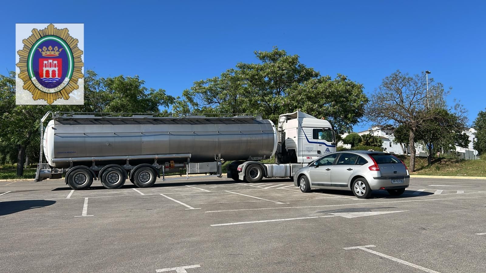 El camión junto al campo de fútbol ante el corte de agua en Arcos.