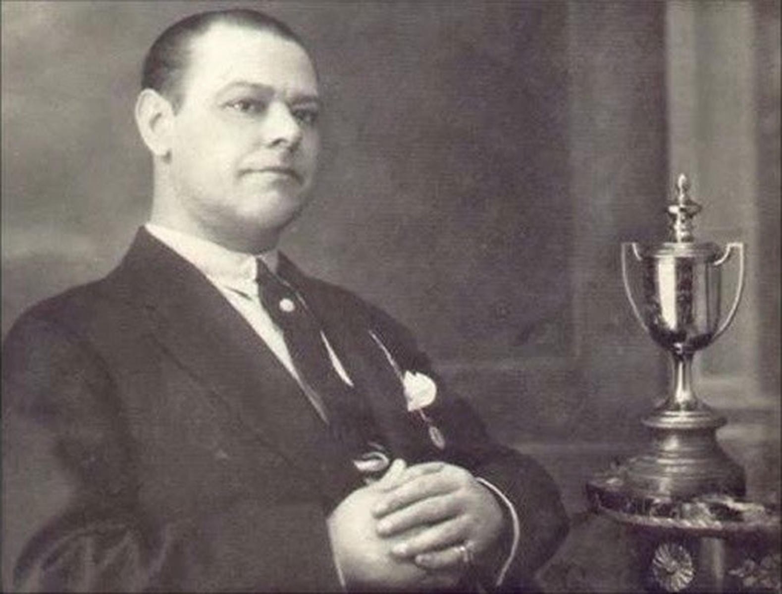 José Cepero con la Copa de Oro Chacón, que ganó en 1928. 