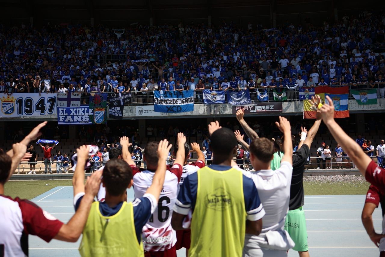 Aficionados del Xerez CD con sus jugadores tras el encuentro.