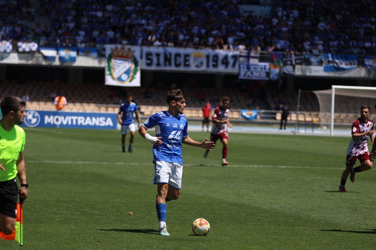 Un momento del partido entre el Xerez CD y el Xerez Deportivo FC.