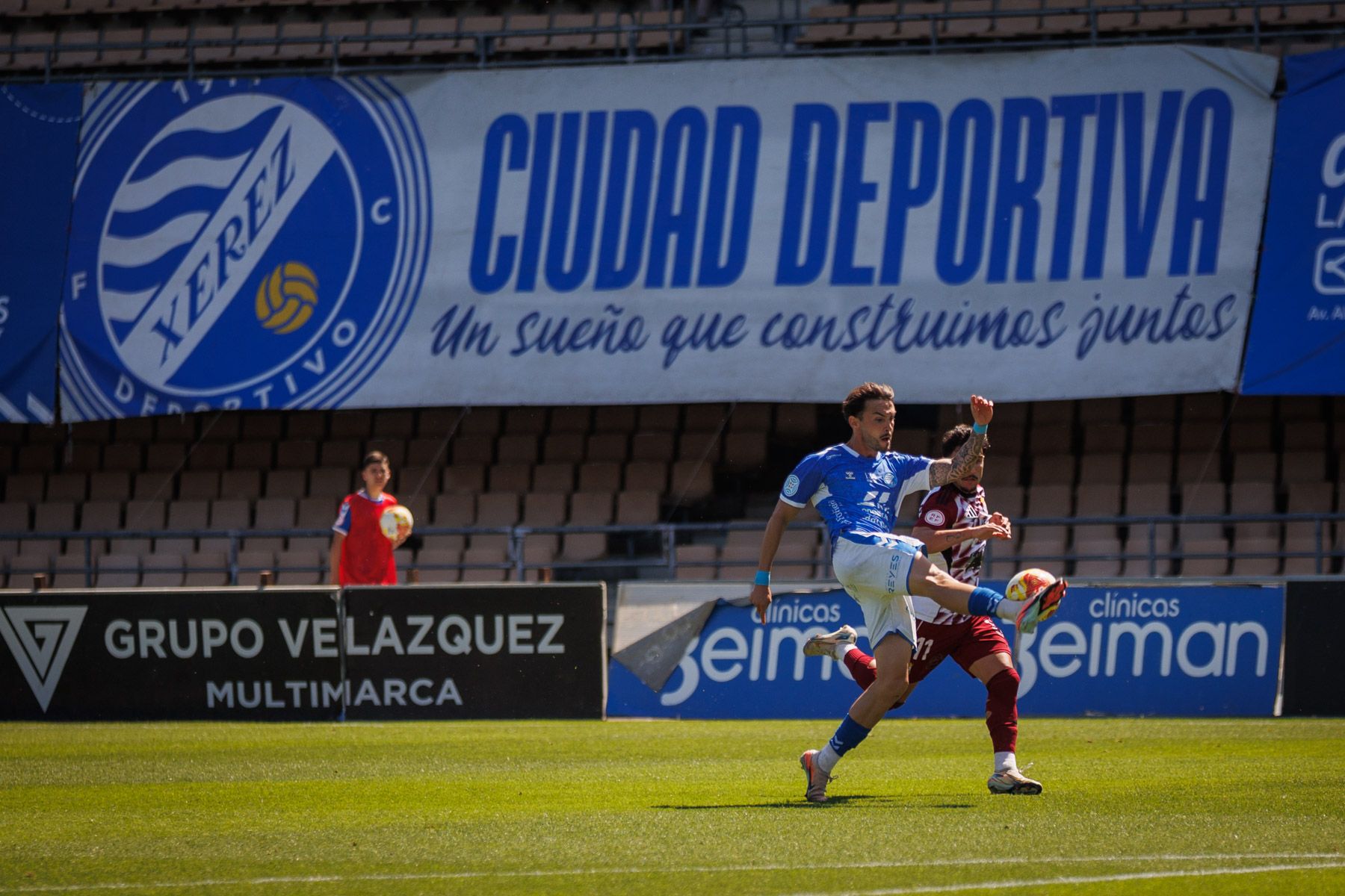 Las imágenes del derbi entre Xerez Deportivo FC y Xerez CD en Chapín este domingo.