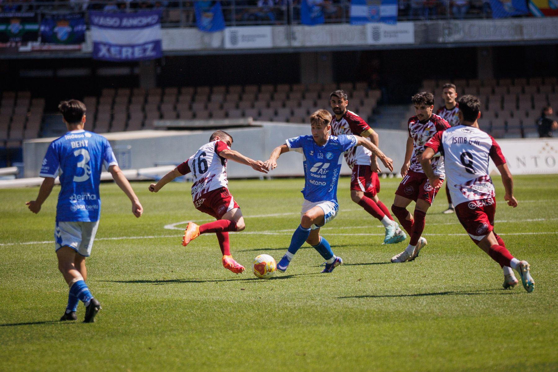 Las imágenes del derbi entre Xerez Deportivo FC y Xerez CD en Chapín este domingo.