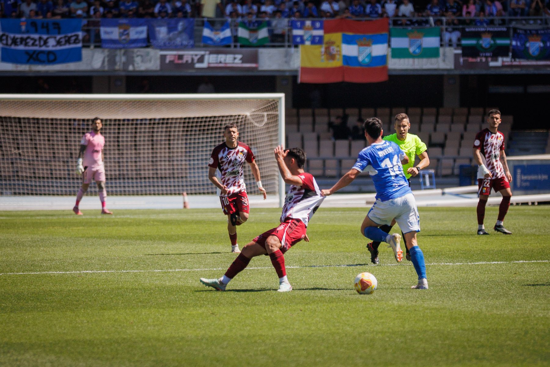 Las imágenes del derbi entre Xerez Deportivo FC y Xerez CD en Chapín este domingo.