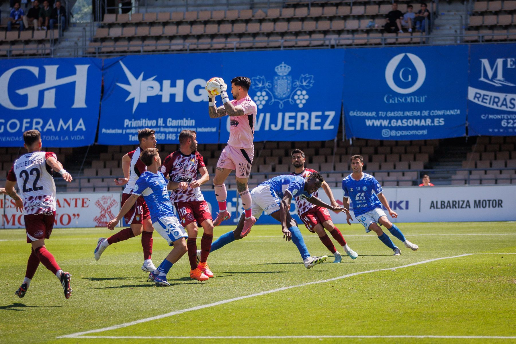 Las imágenes del derbi entre Xerez Deportivo FC y Xerez CD en Chapín este domingo.