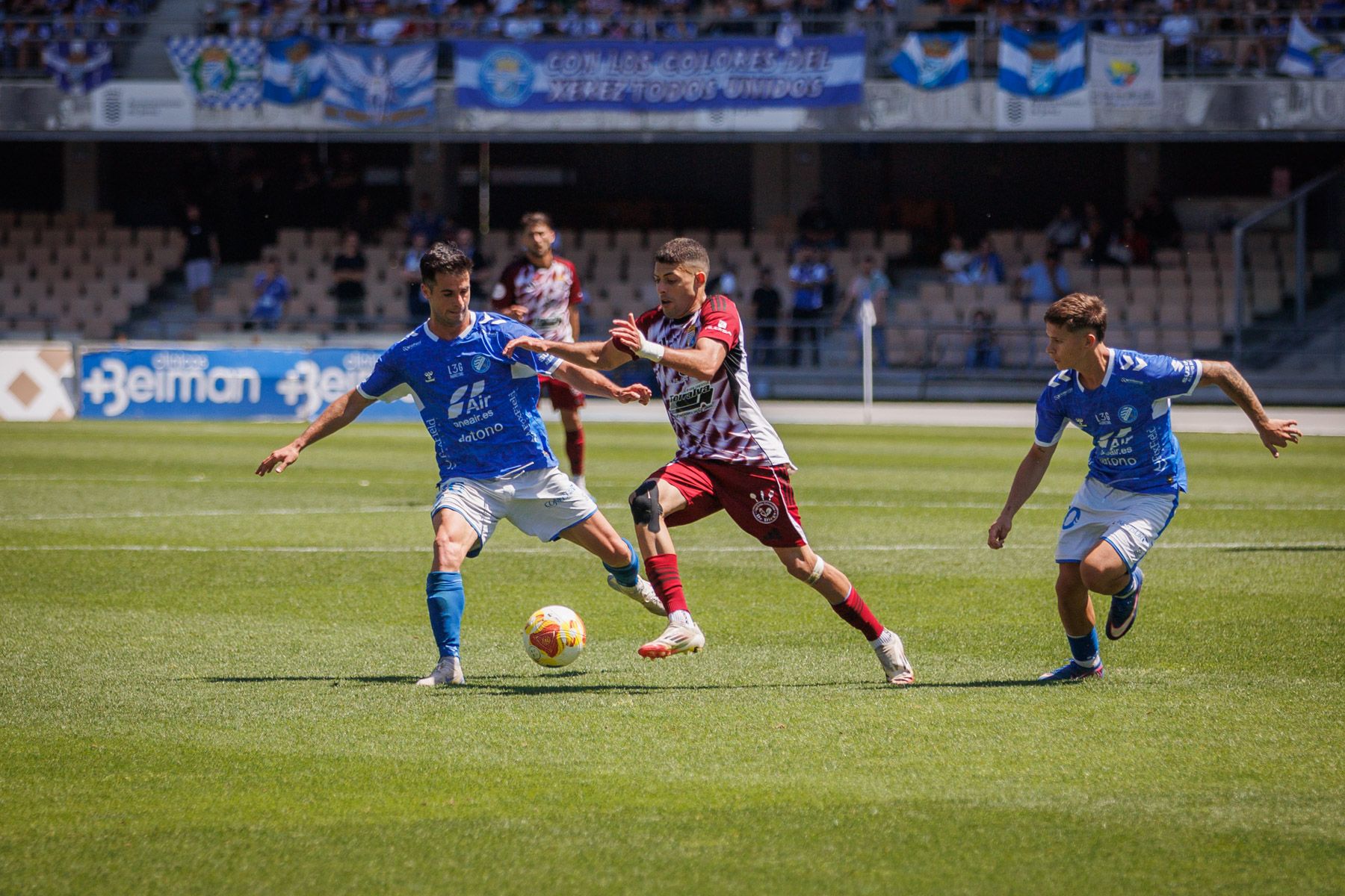 Las imágenes del derbi entre Xerez Deportivo FC y Xerez CD en Chapín este domingo.