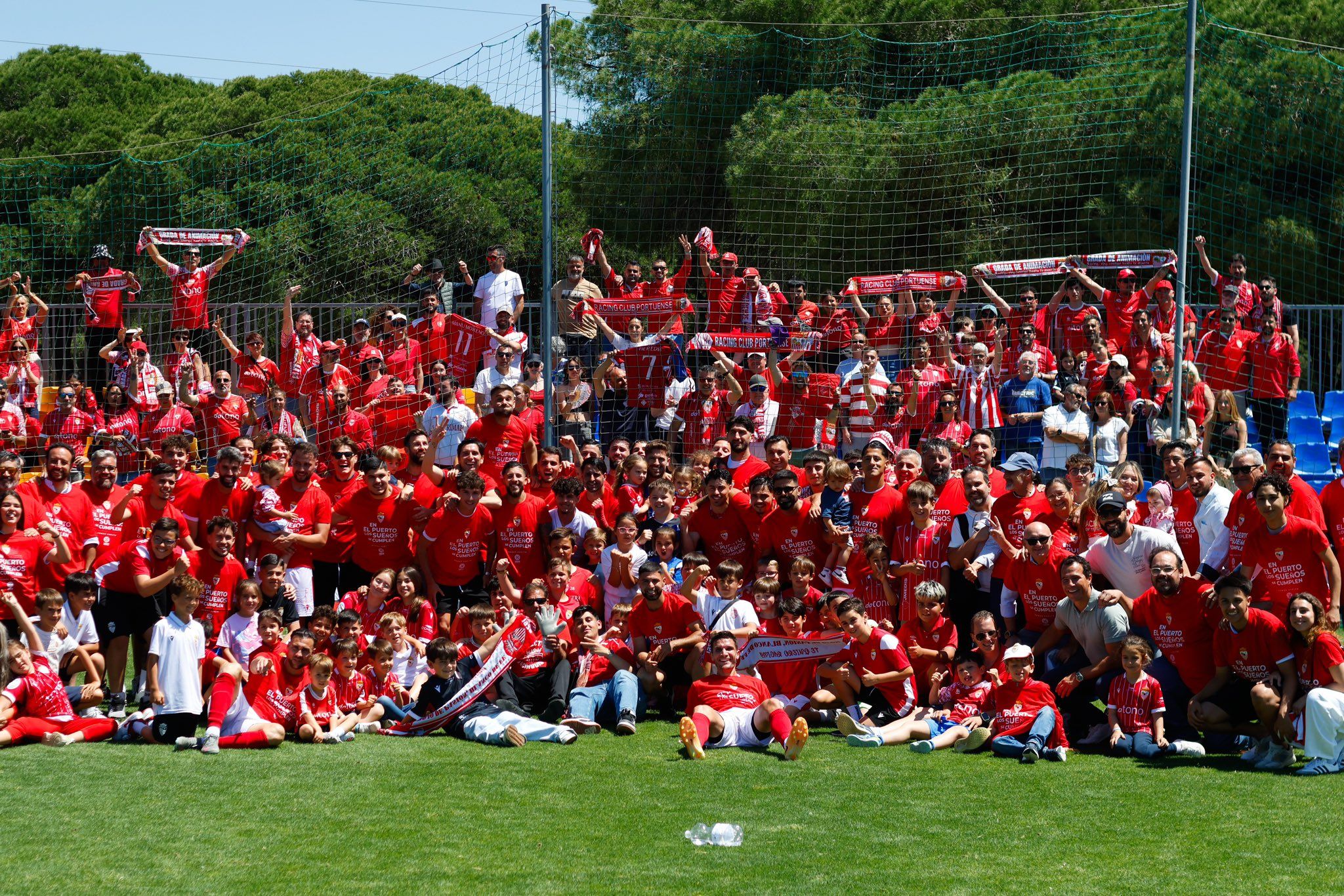 La foto con aficionados tras la victoria del Portuense.