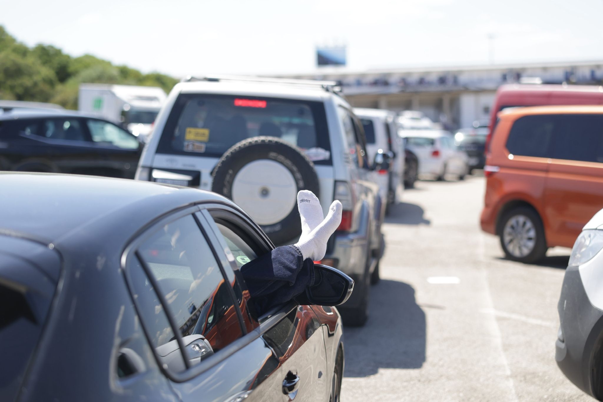 Una persona saca los pies del coche mientras esperan para salir del Circuito de Jerez, en la tarde de este domingo.