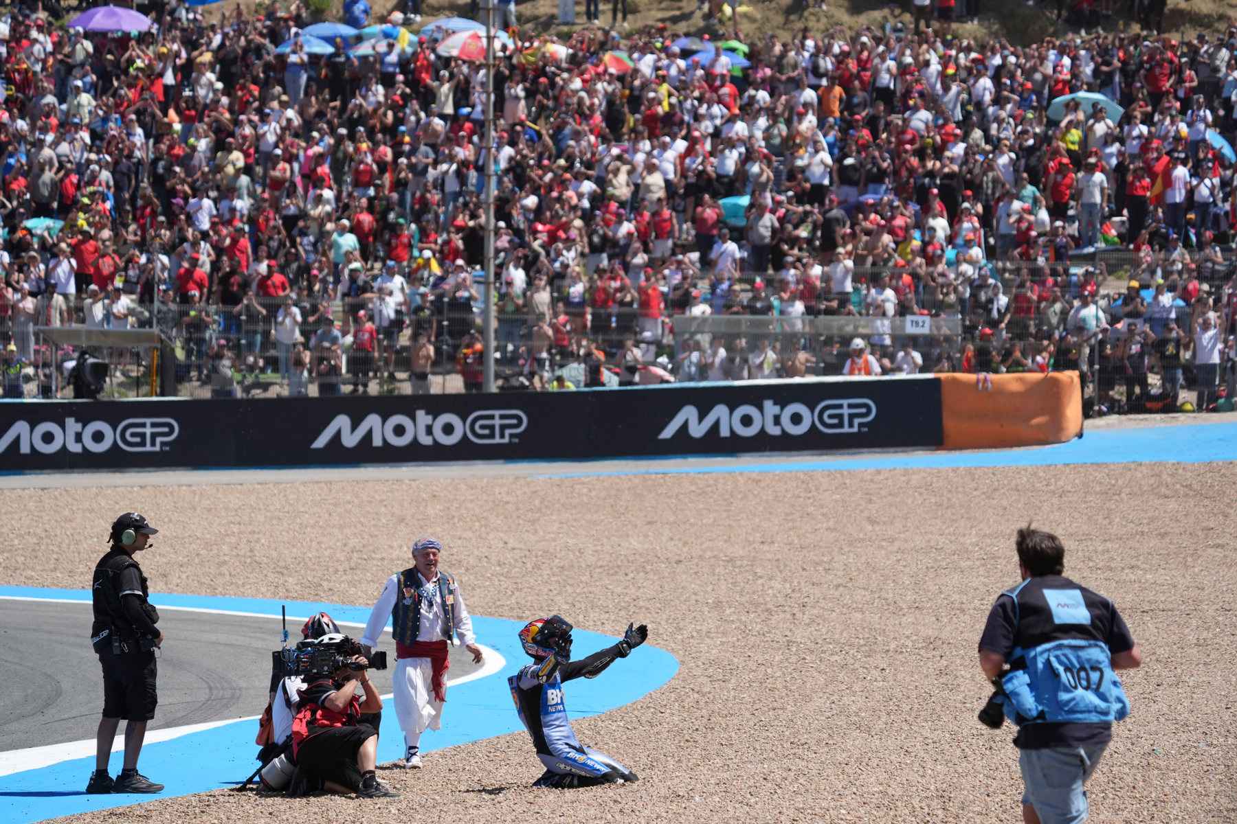 Álex Márquez celebra su victoria en MotoGP en un Circuito prácticamente lleno.