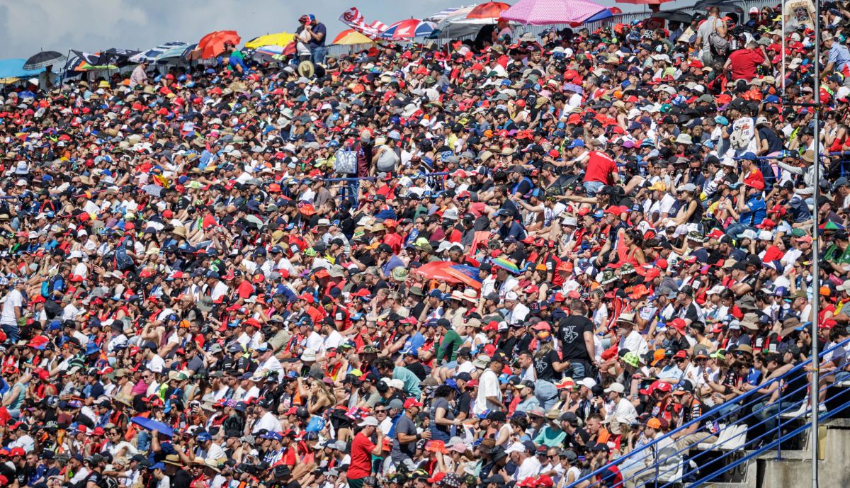 Otra imagen del espectacular ambiente en las gradas del Circuito de Jerez.