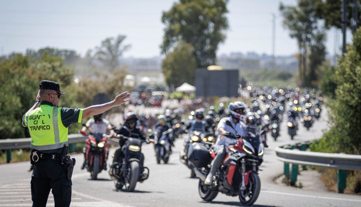 La Guardia Civil, controlando el tráfico.