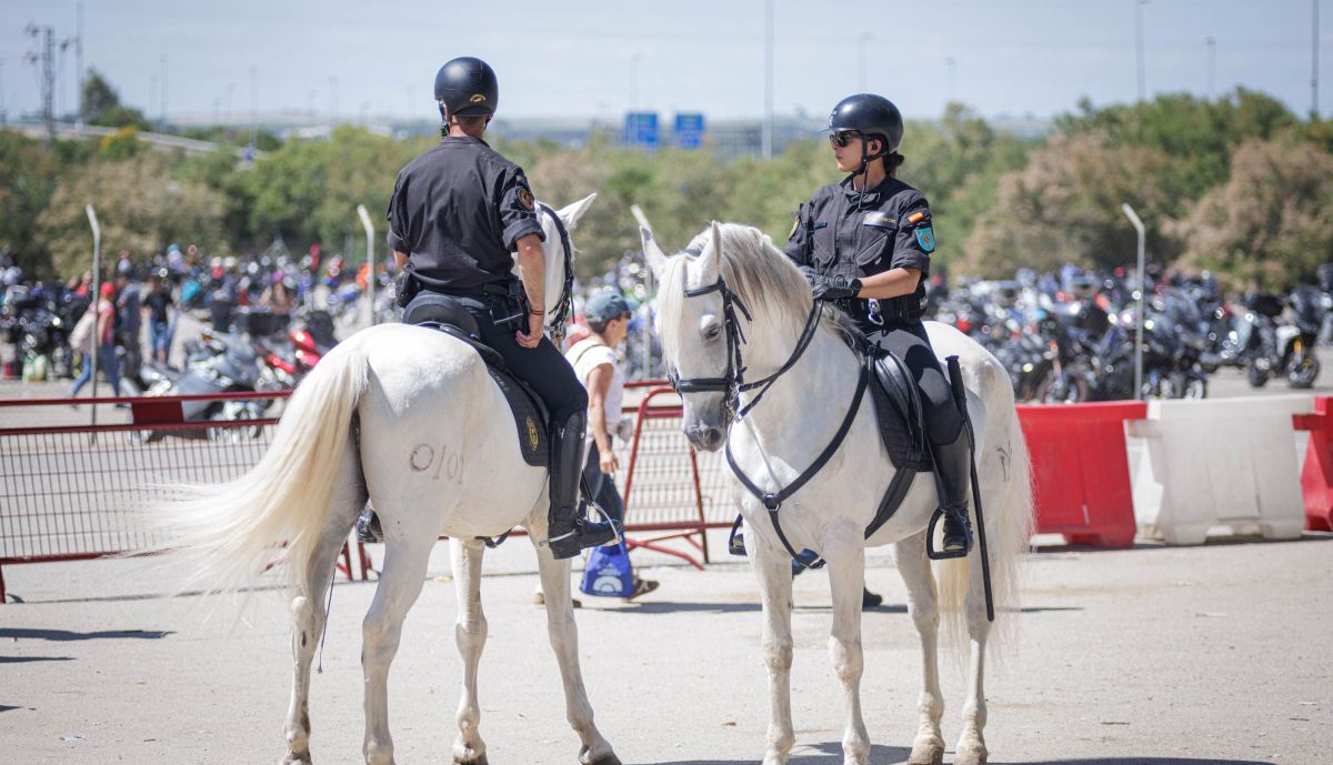 Policías a caballo en los accesos al Circuito de Jerez.