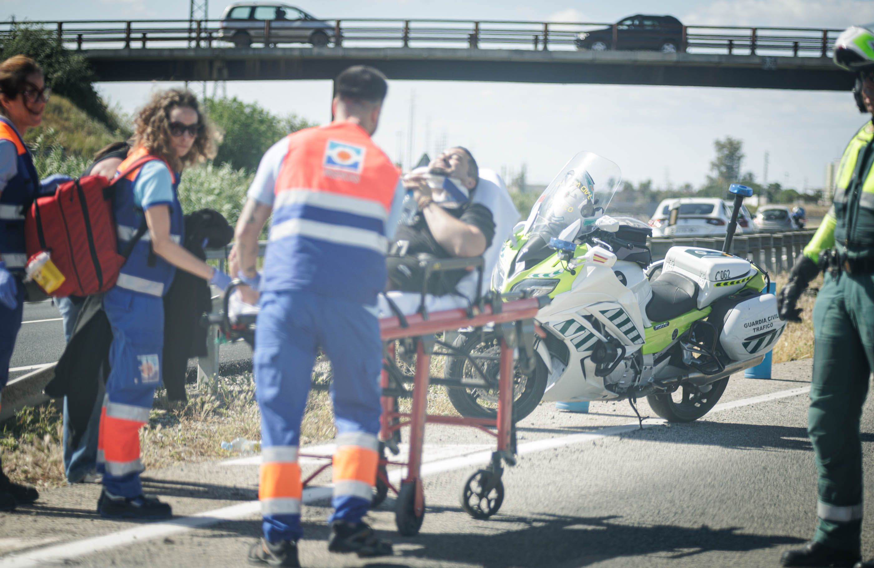 Un herido, atendido por los equipos de emergencias.