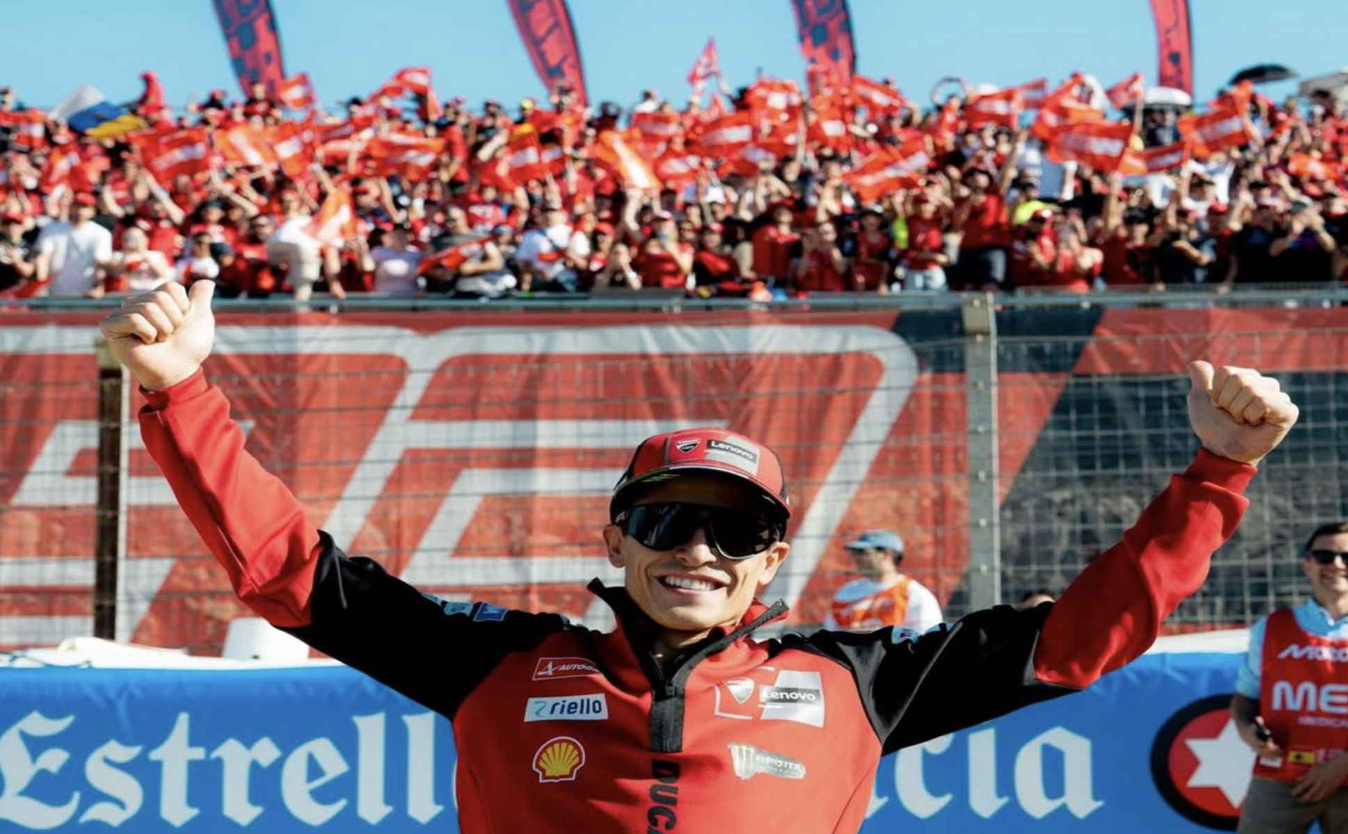 Marc Márquez, este domingo en Jerez con sus seguidores de fondo.