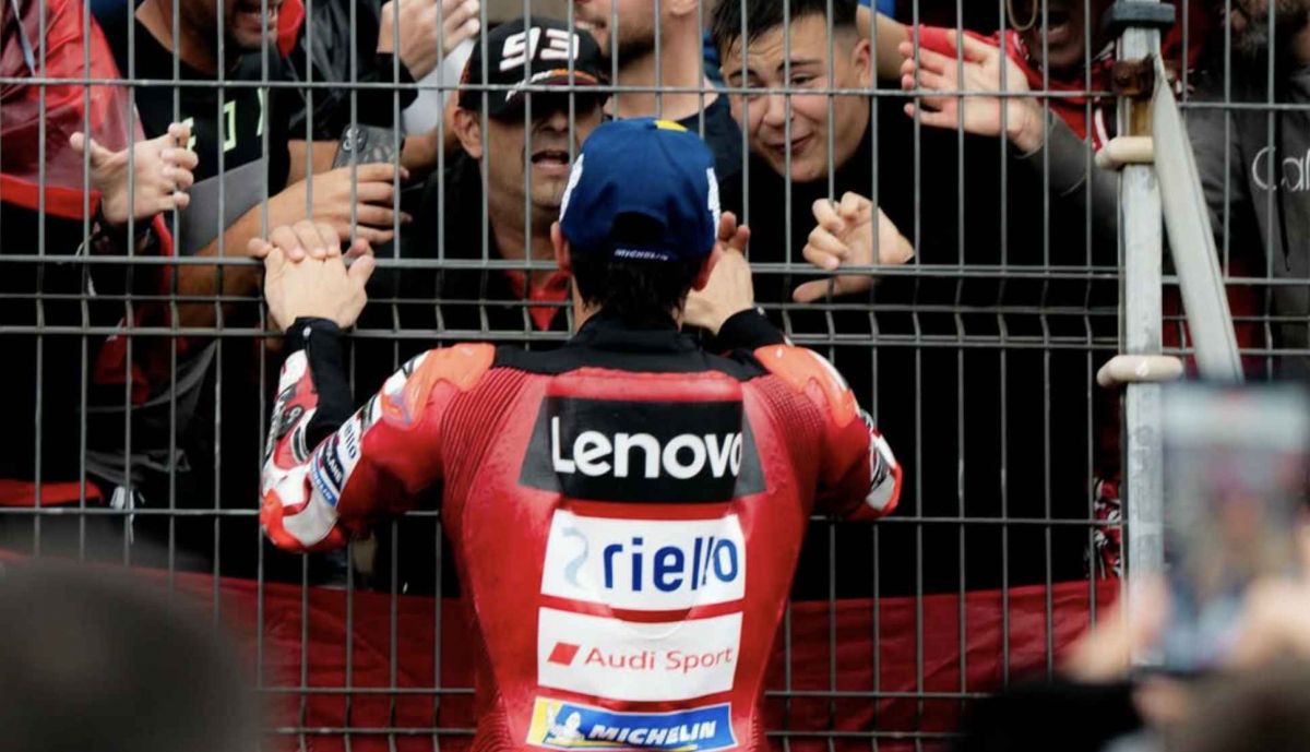 Marc Márquez, hablando con aficionados.