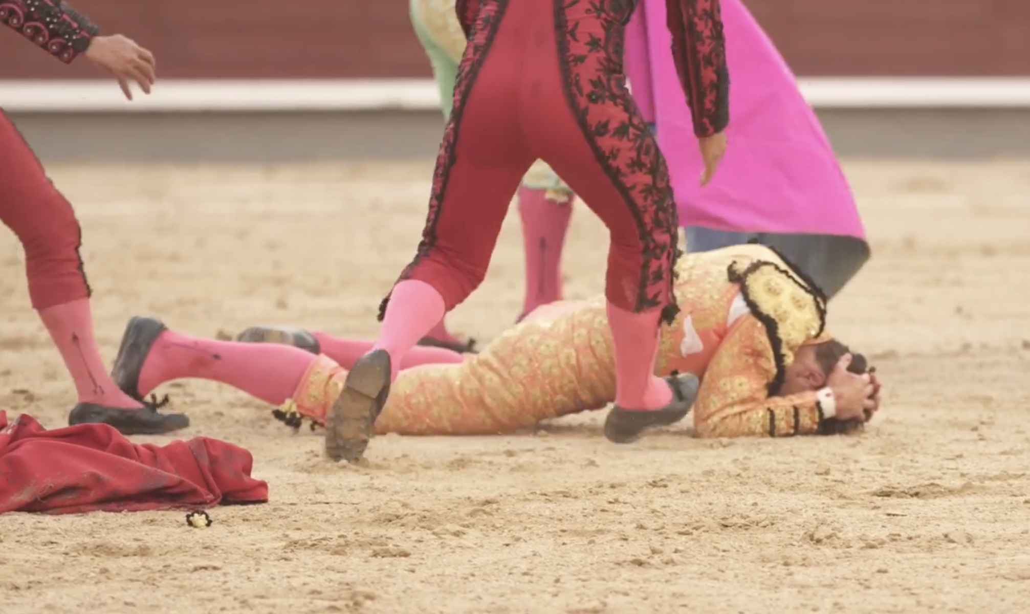 Luis Gerpe, tendido en el ruedo tras ser lanzado por los aires por un toro.