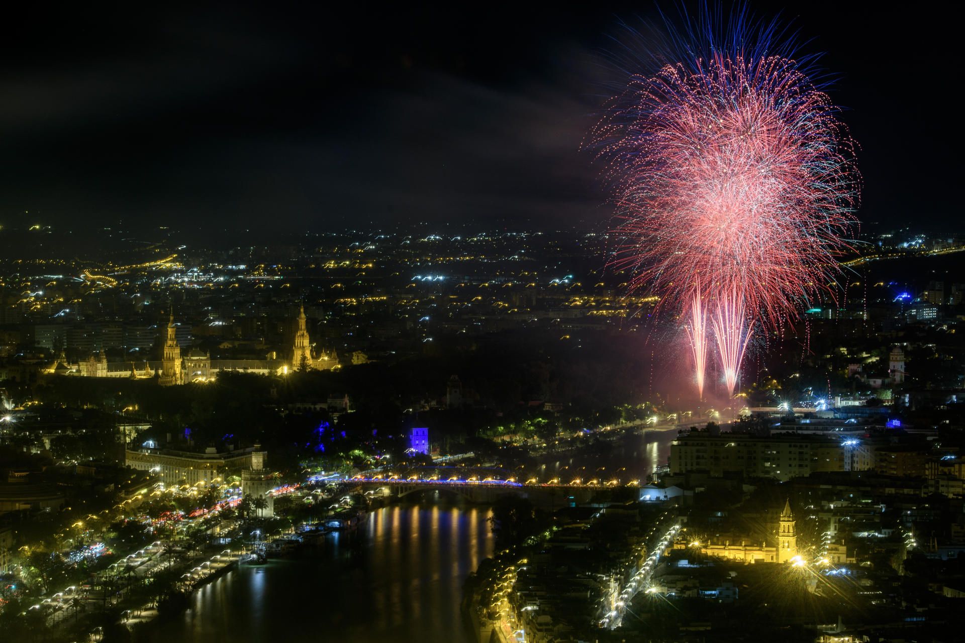 La Feria de Sevilla, en un íncreible 'hyperlapse' de 3.000 fotos en 20 segundos: un adiós con 360 kilos de pólvora.