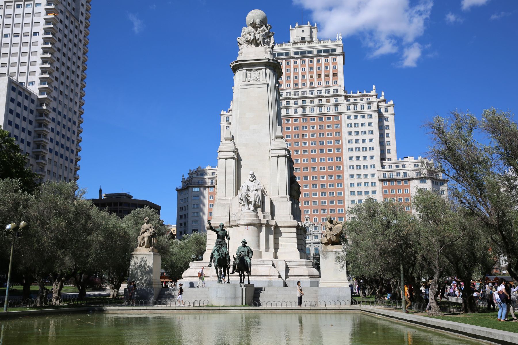 Estatua de Don Quijote y Sancho, en la Plaza de España de Madrid.