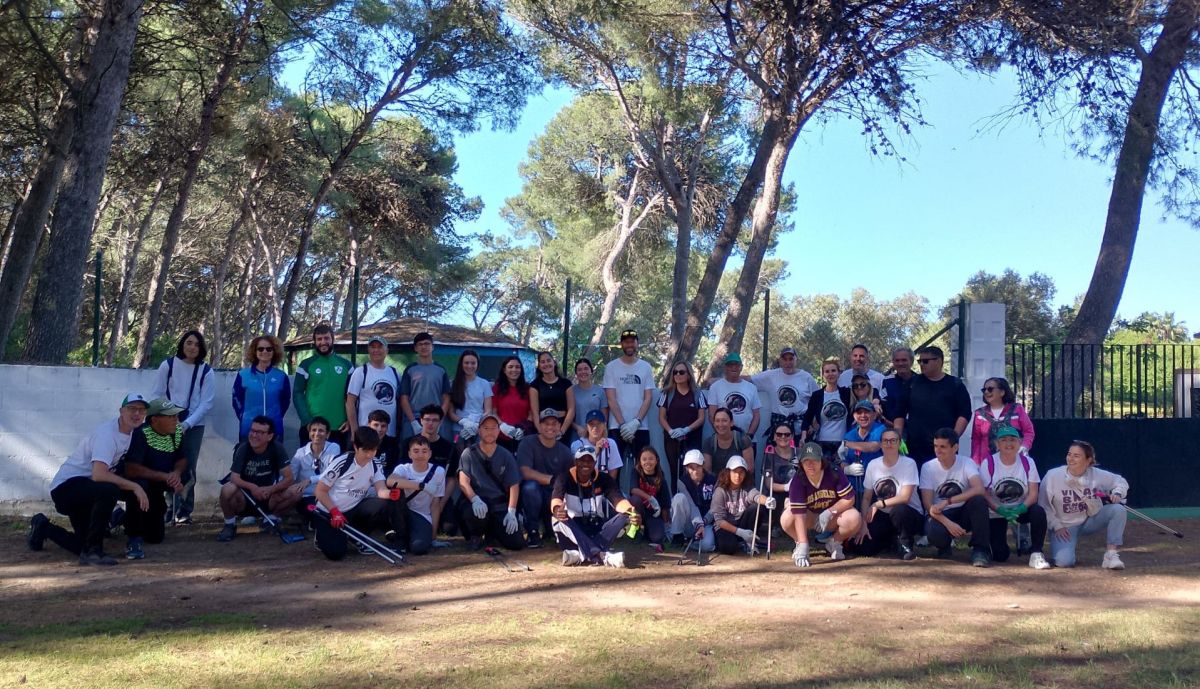 Acción de limpieza en La Pinaleta Derqui, en Puerto Real.