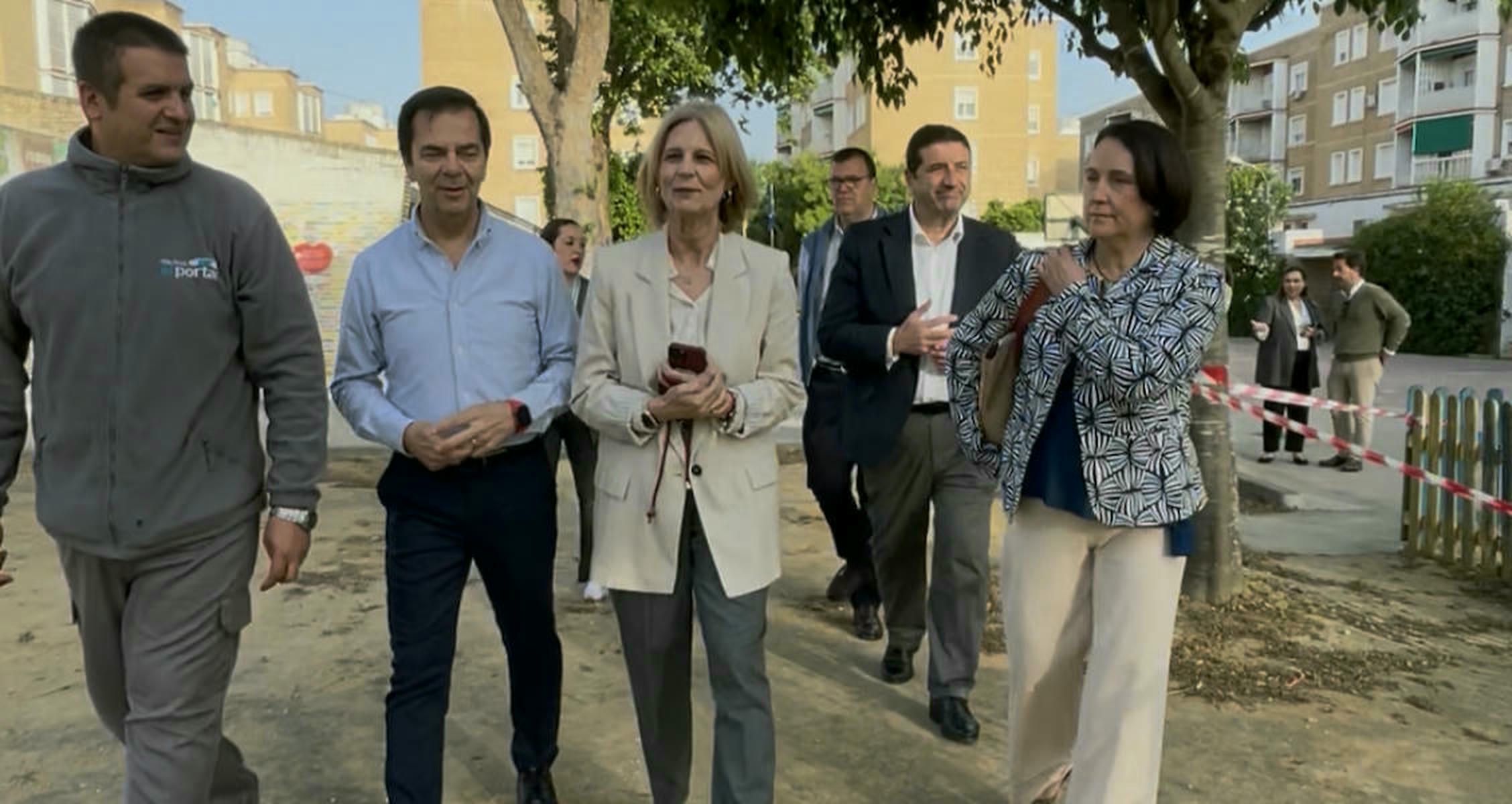 La alcaldesa María José García-Pelayo y la delegada Nela García, en una visita al CEIP Pío XII.