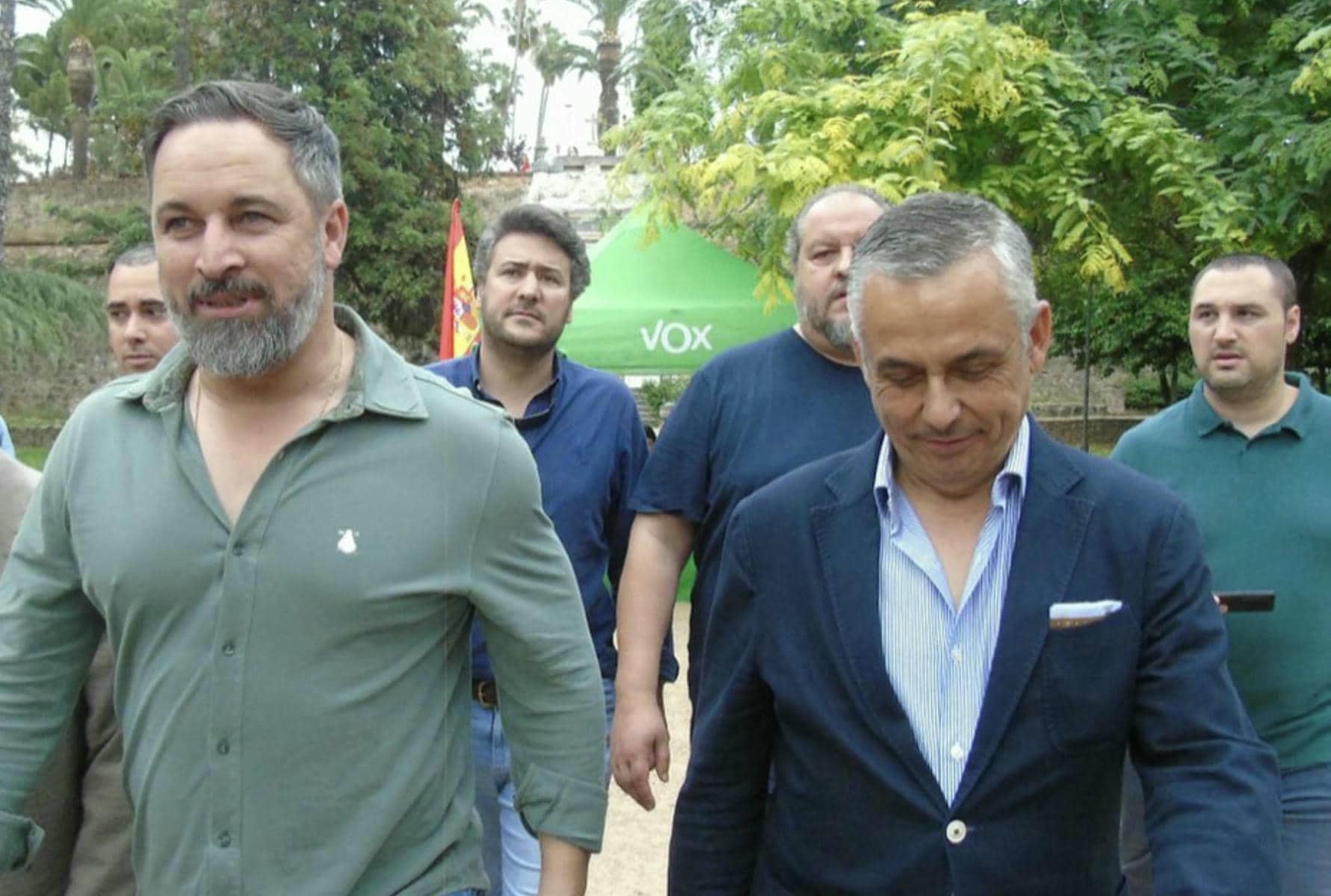Santiago Abascal y Ángel Pelayo, portavoz del grupo parlamentario de Vox en Extremadura.