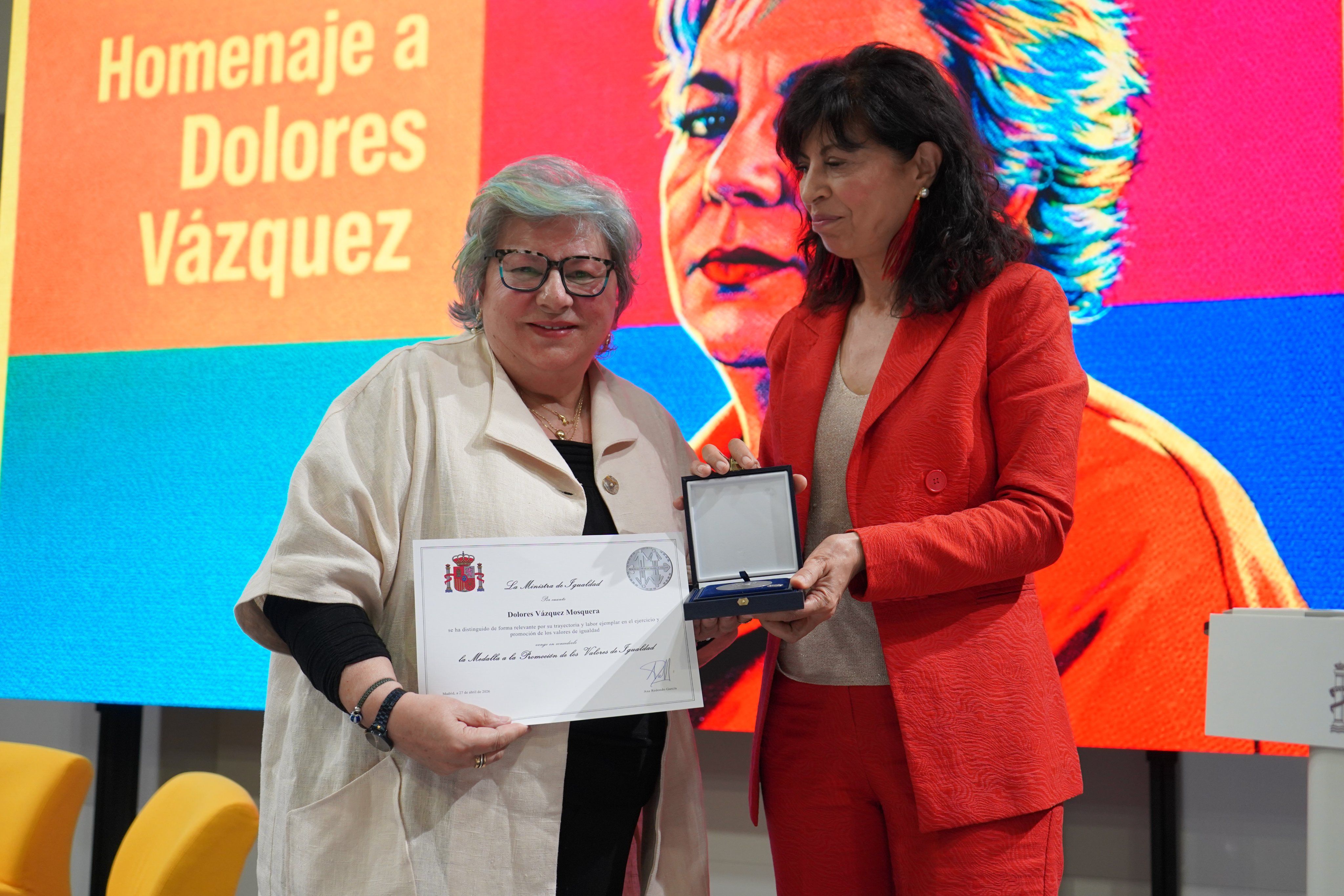 Dolores Vázquez con la ministra Ana Redondo.