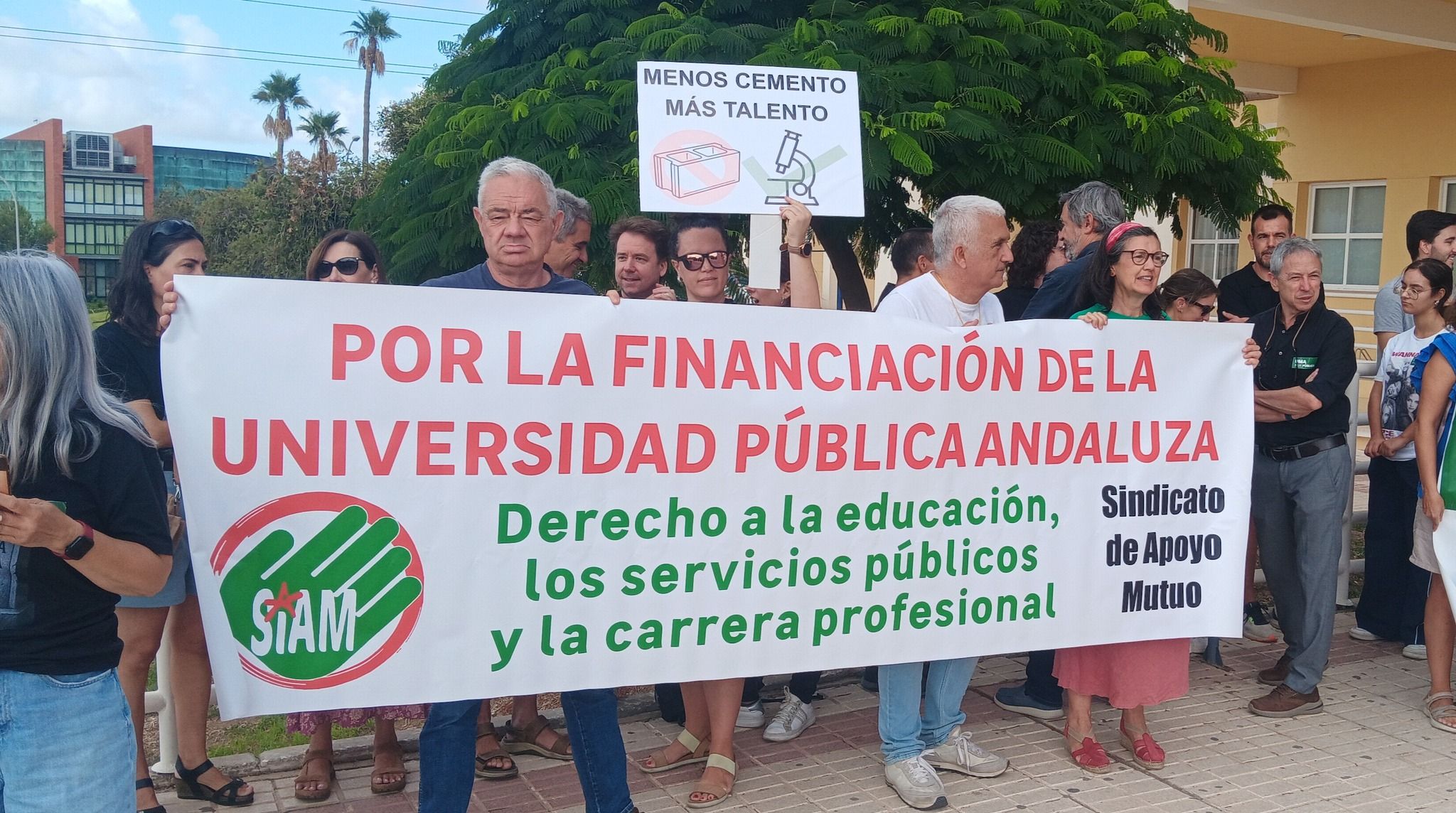 Protesta en defensa de la universidad pública en Andalucía.