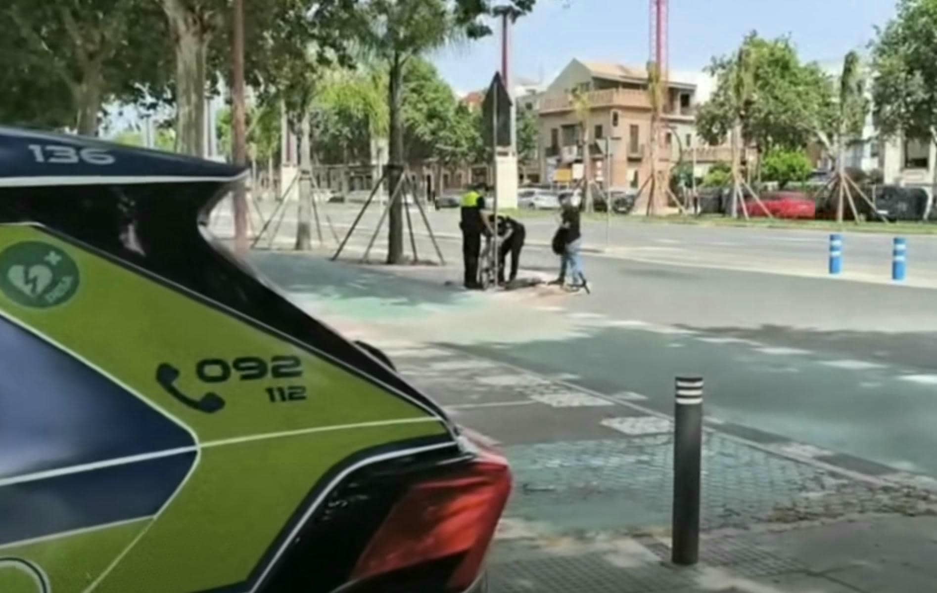 Una ciclista sufre un accidente en Sevilla.