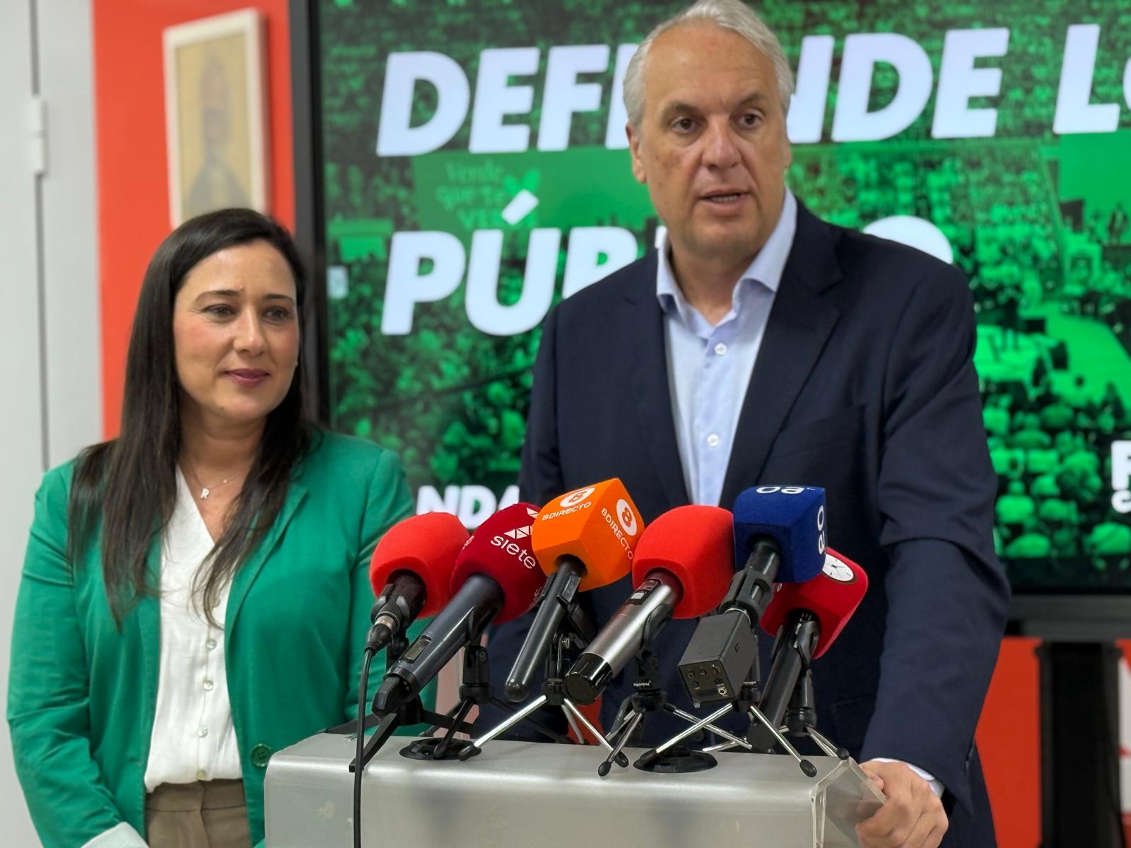 El líder del PSOE de Cádiz, Juan Carlos Ruiz Boix, y la número 2 al Parlamento, Rocío Arrabal, repasan el "demoledor" balance de ocho años de la Junta de Juanma Moreno en el Campo de Gibraltar.