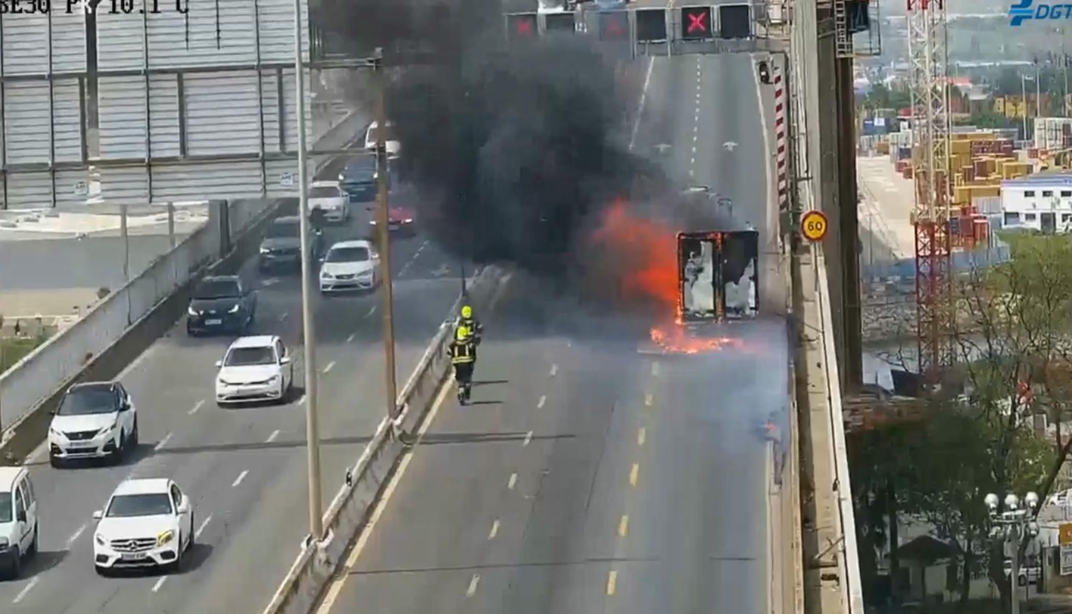 El camión, envuelto en llamas en el Puente del Centenario.
