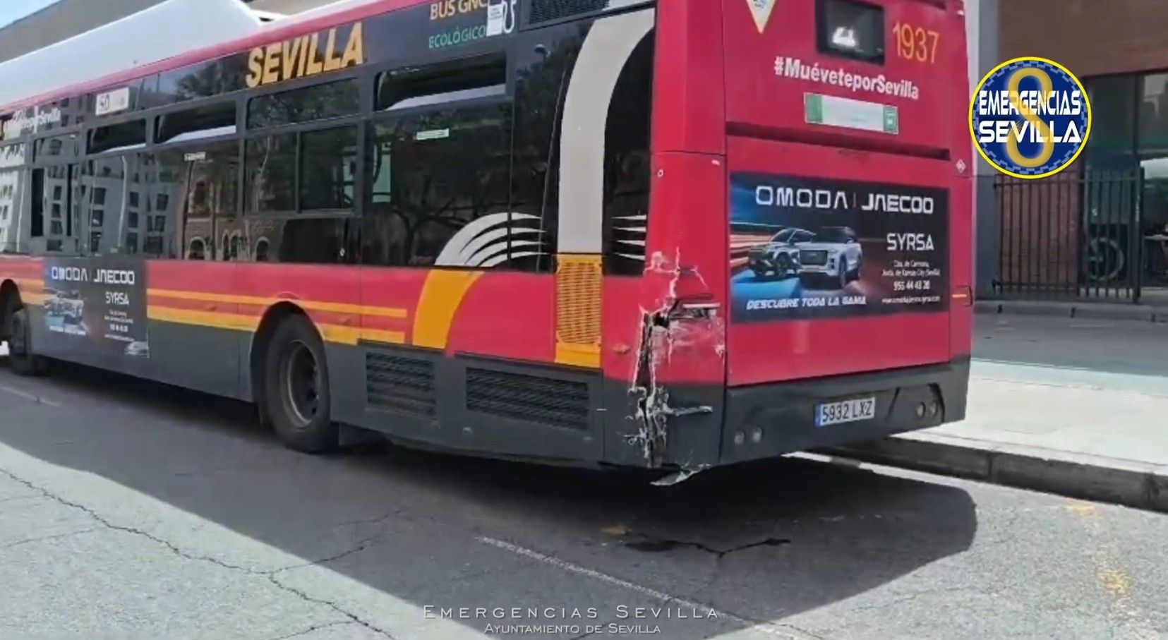 Estado en que ha quedado el autobús de Tussam.