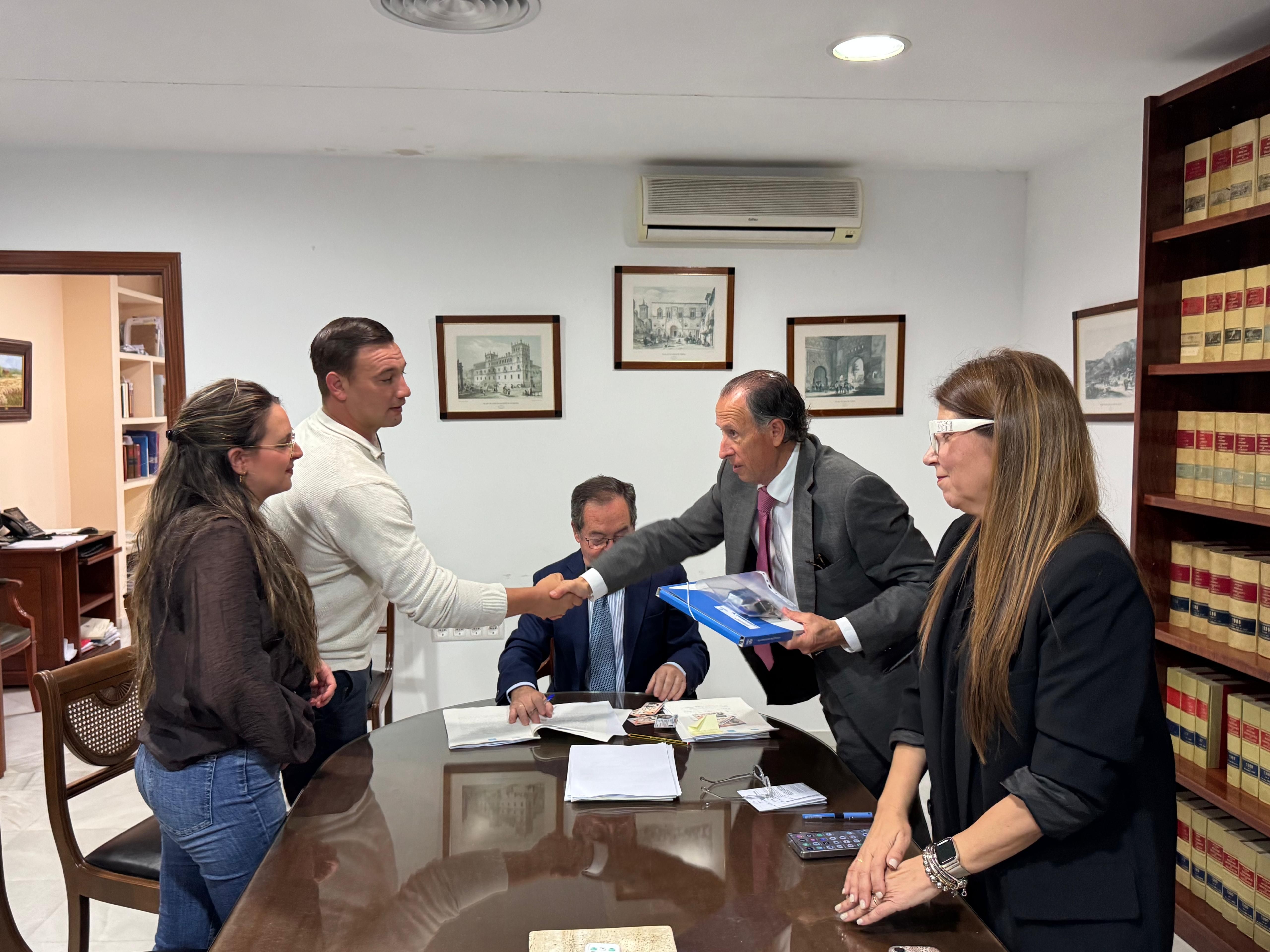 Entrega de llaves a las familias que entran en La Cucurela, en Chiclana.