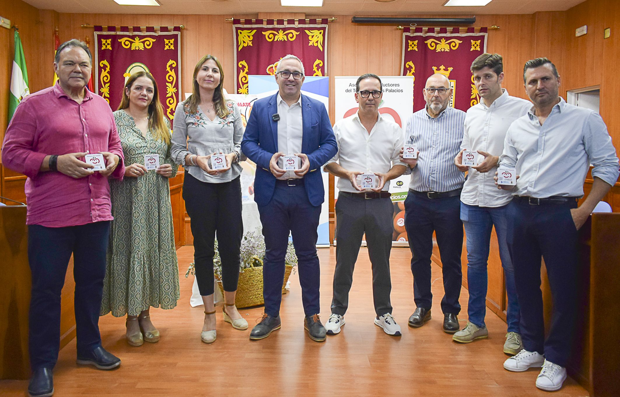Representantes de la Asociación de Productores del Tomate, junto al alcalde, en la presentación de la I Semana del Tomate, hoy en el Ayuntamiento.